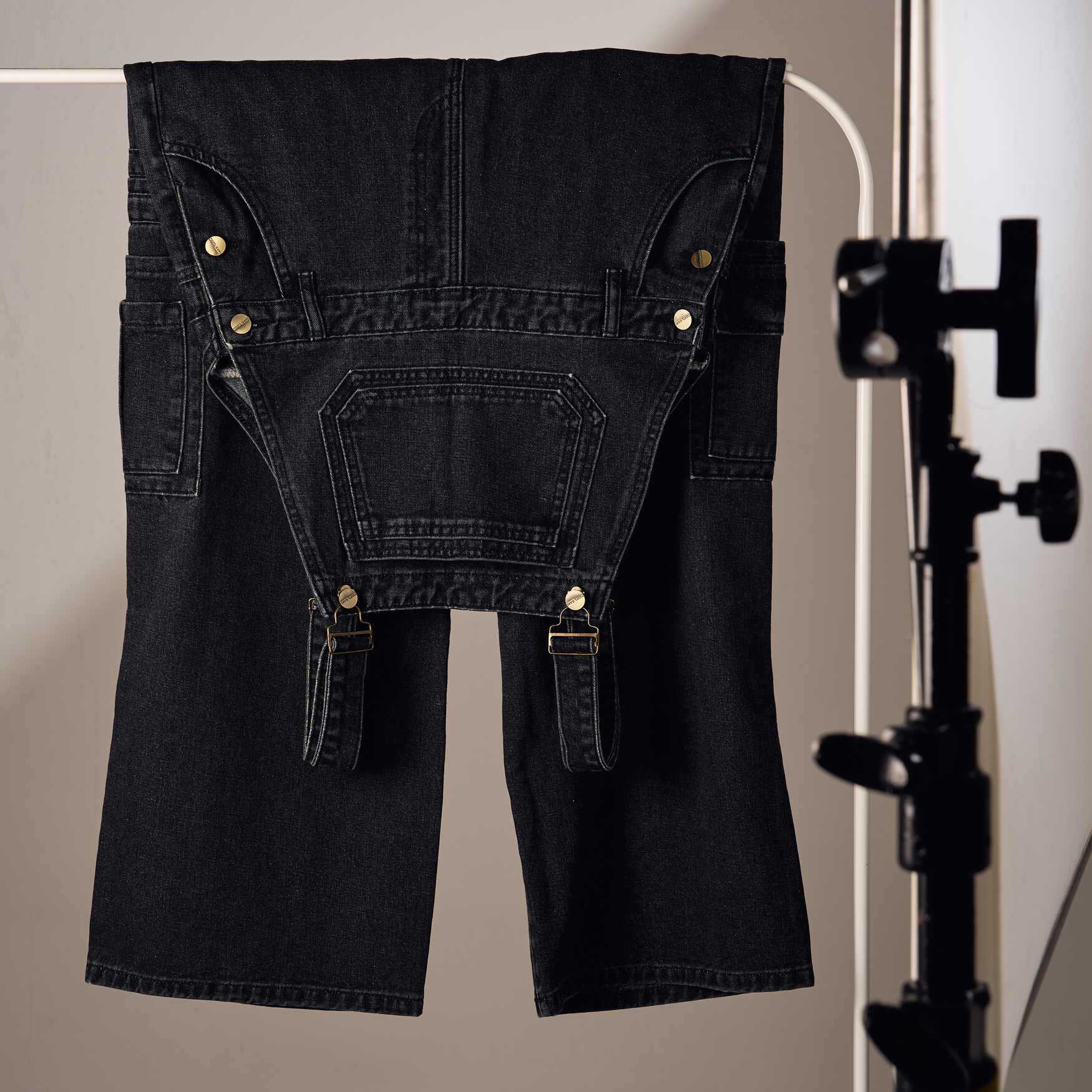 Niyom Jeans : รุ่น OV08.2 เอี๊ยมทรงกระบอก สีดำ แต่งเฟดอ่อน
