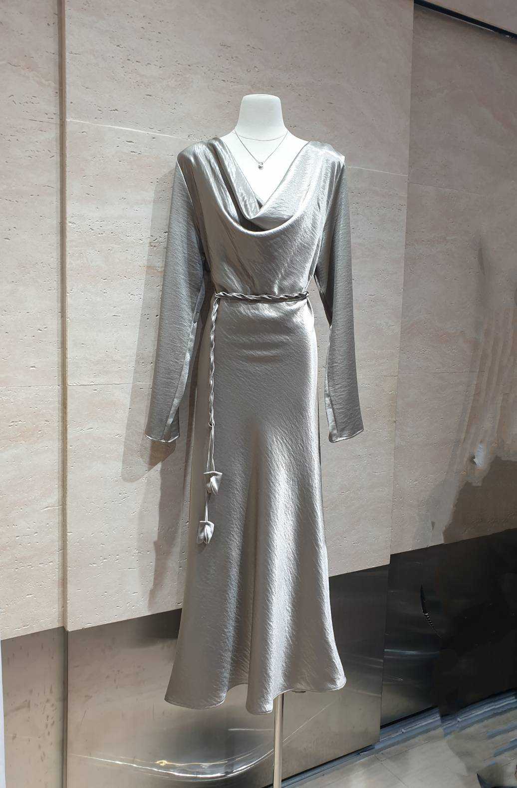 colourblockmatter - Tyla Maxi Dress  เดรสซาตินทรงแม็กซี่แขนยาวคอถ่วง