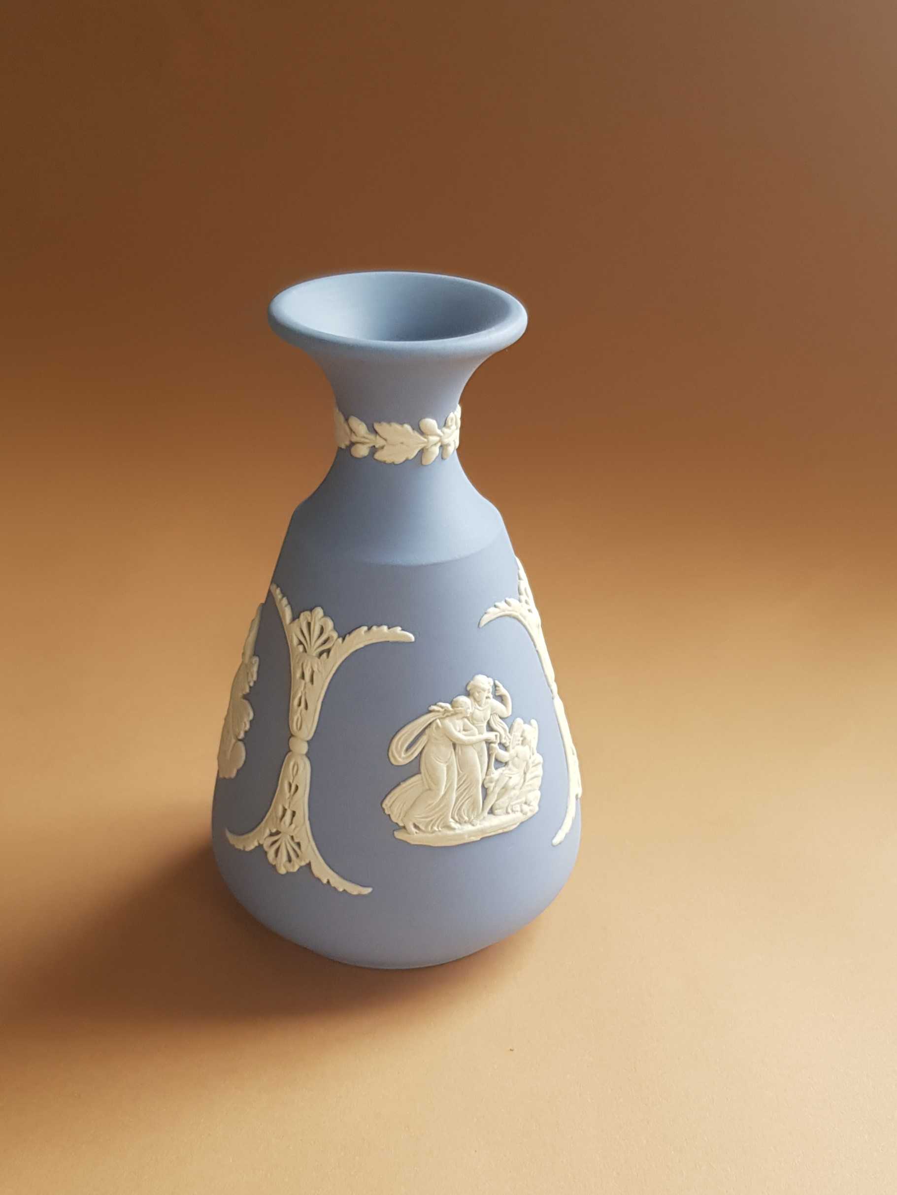 แจกันวินเทจสีฟ้า Wedgwood Jasperware Bud Vase 1960's Cameo Angels