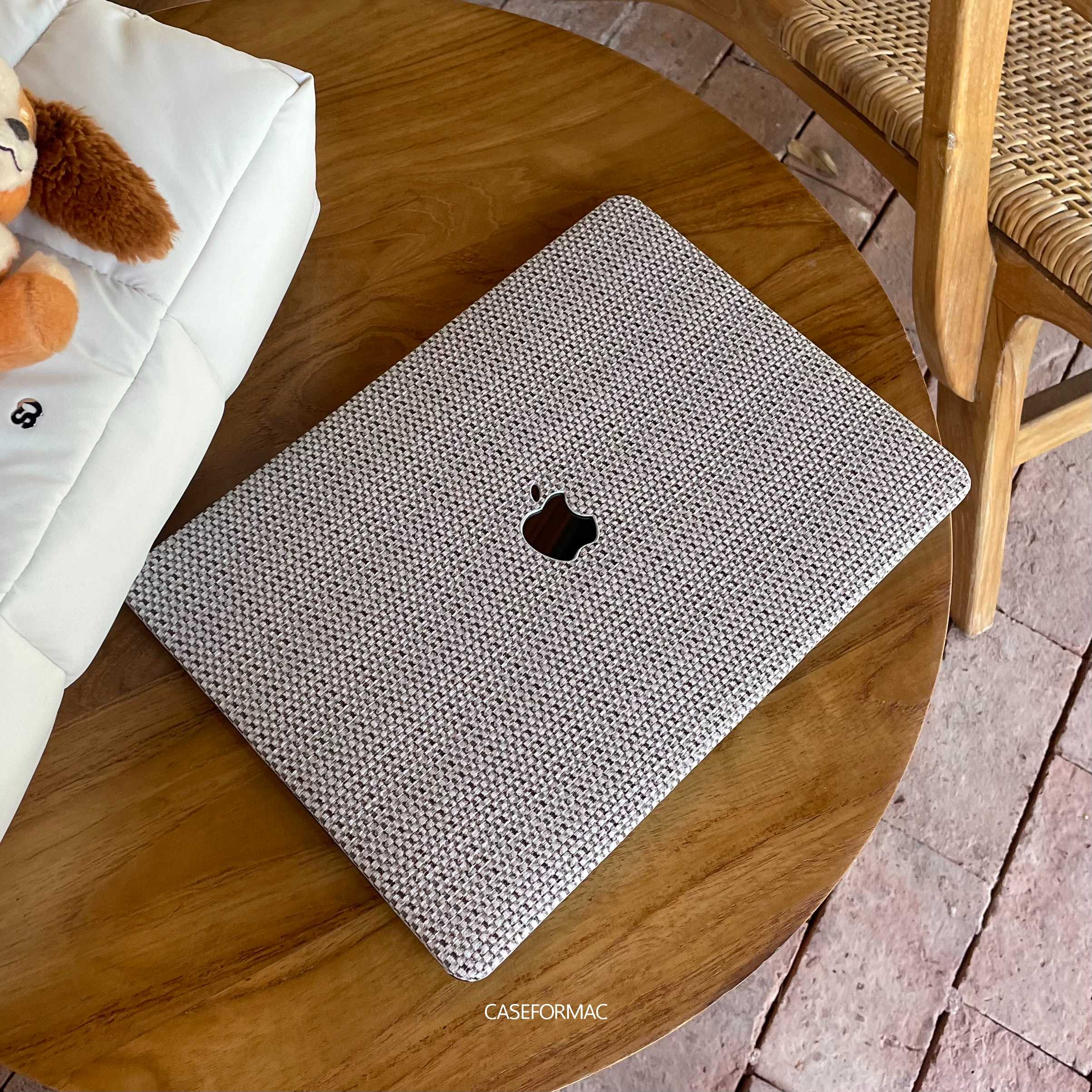 Brown Woven Case เคสลายสานเจาะโลโก้ สีน้ำตาล