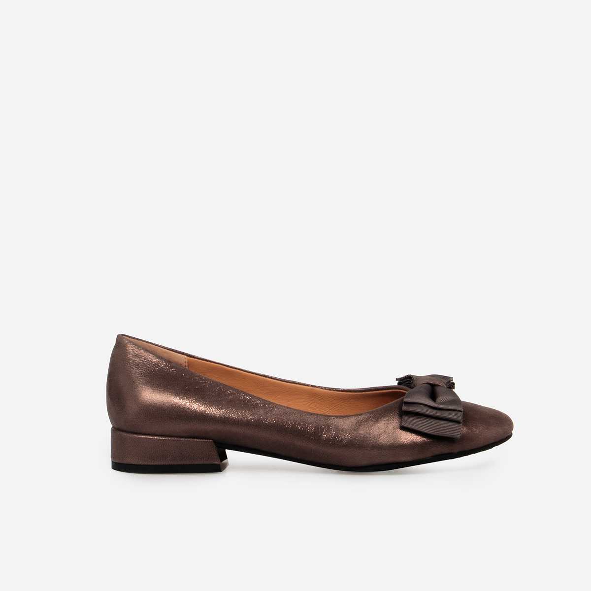 KENNETH COLE รองเท้าส้นแบนผู้หญิง รุ่น ATLAS FLAT BROWN สีน้ำตาล ( FLT - GS23ATF16-200 )