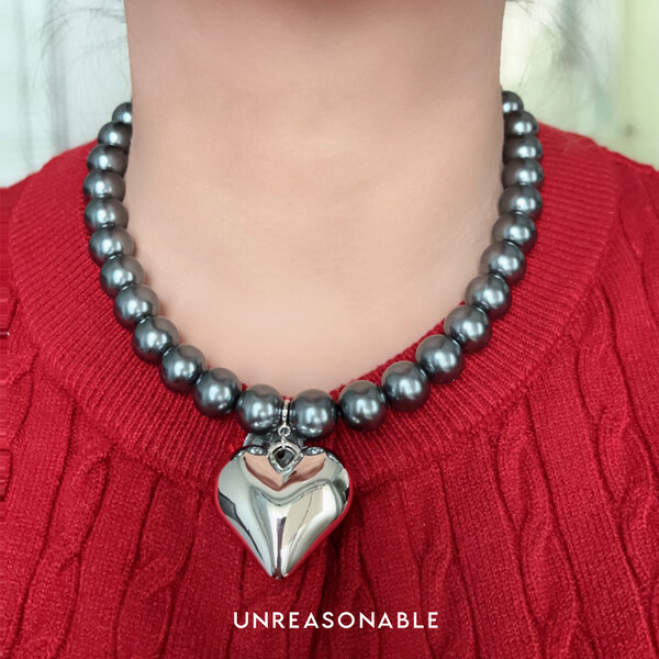 สร้อยคอมุกแก้ว สีเทาเข้ม ขนาด 12 mm. จี้หัวใจสีเงิน ถอดได้ UA0958-01 Unreasonable Accessories
