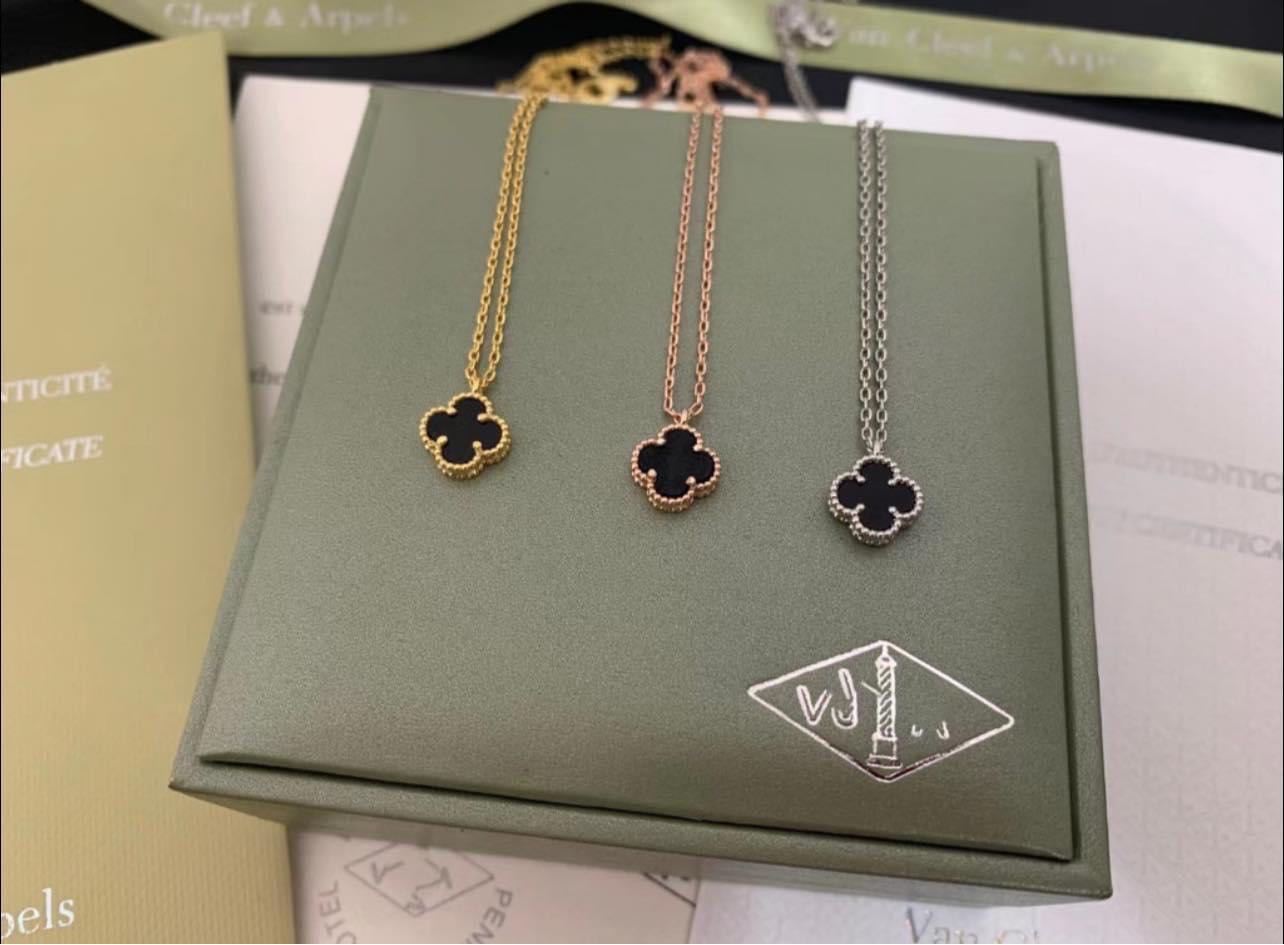 สร้อยคอ Van cleef สีดำ สีแห่งโชคลาภ