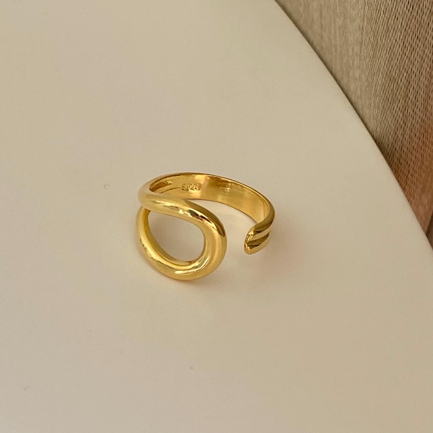 Curve ring