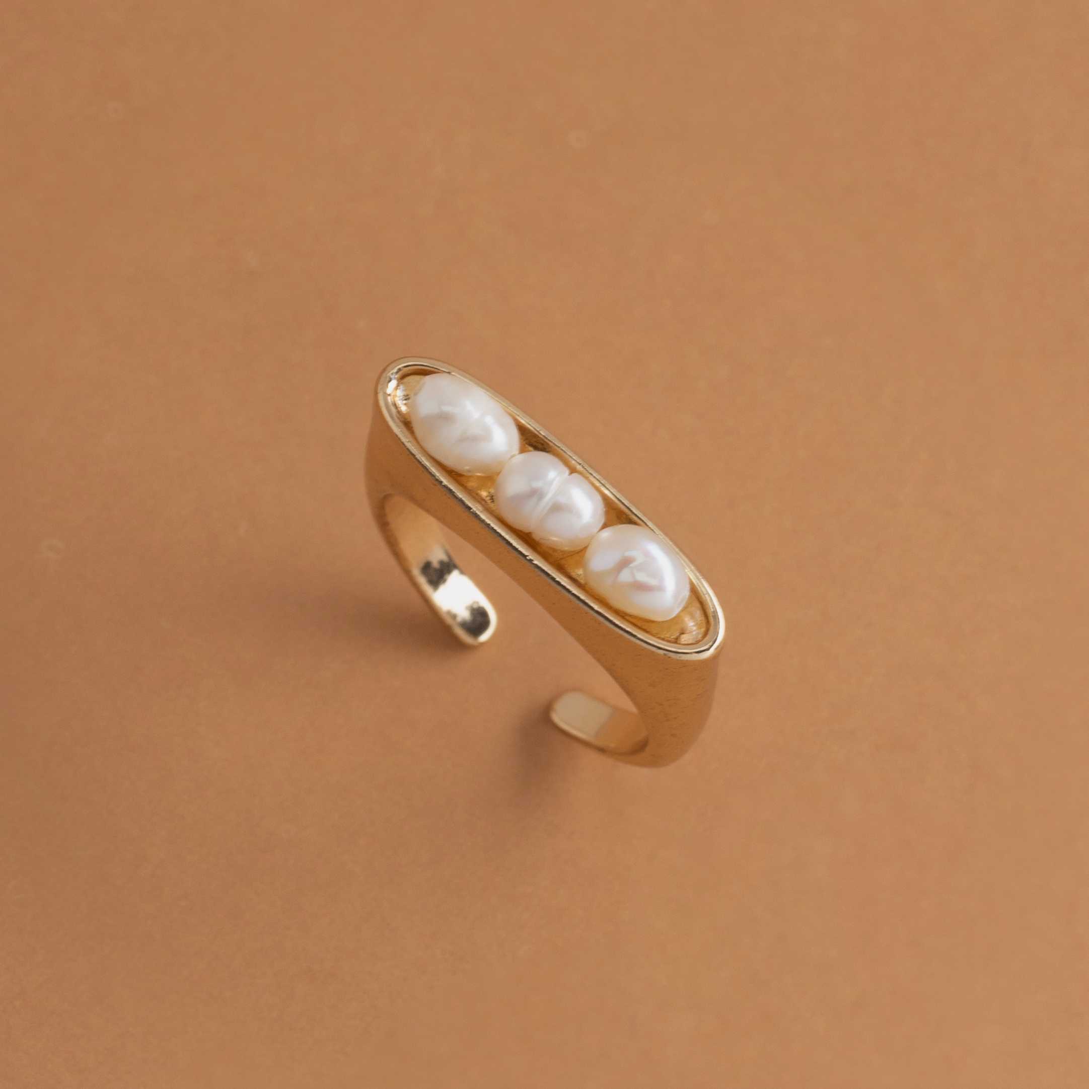 MOTHER AND CHILD WHITE PEARL GOLD RING