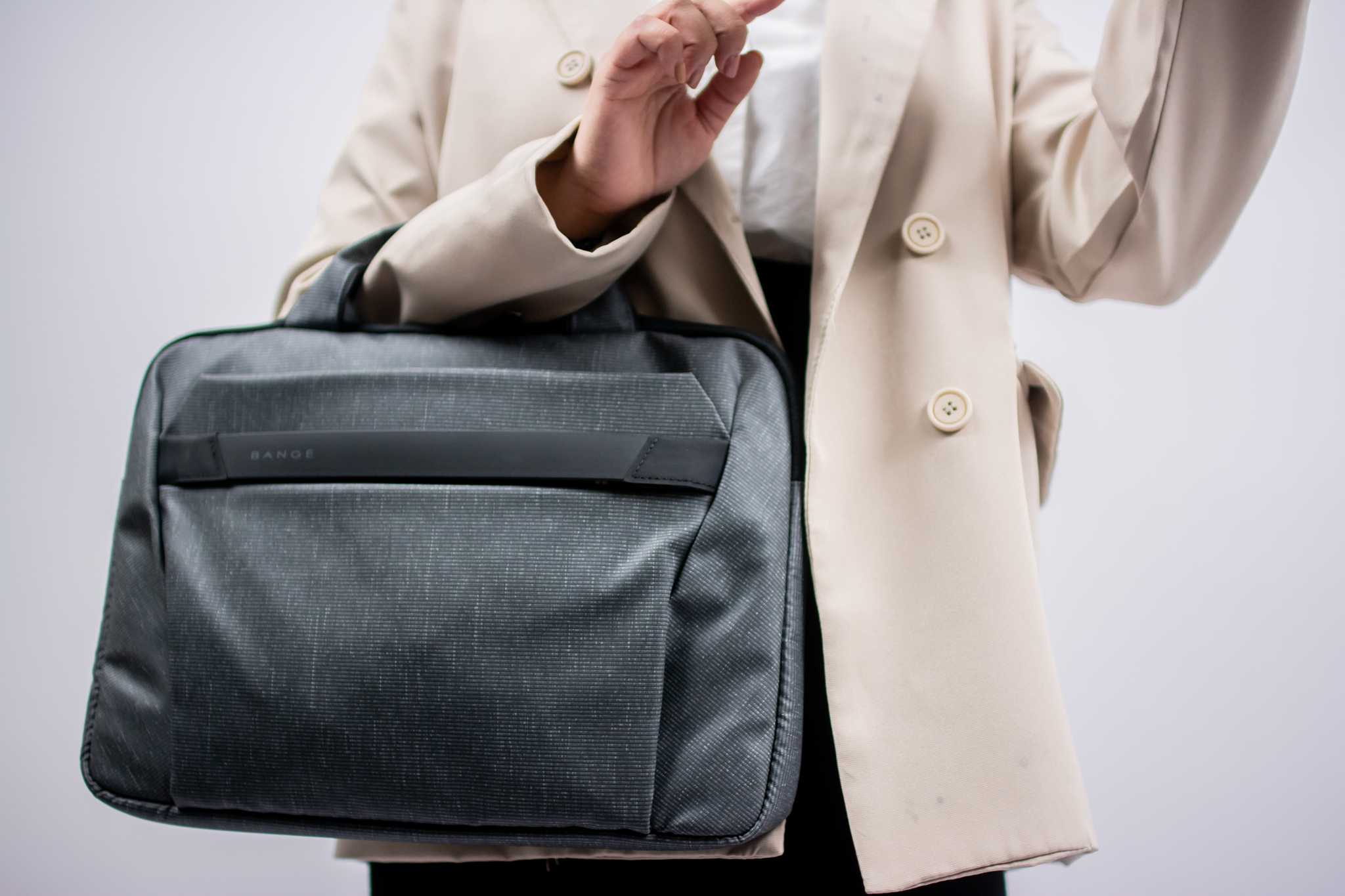 BAGSBIRD รุ่น BC13 กระเป๋าใส่โน้ตบุ้คสูงสุด 13.6 นิ้ว มีช่องถึง 3 ช่องซิป  พร้อมซัพพอร์ทเป็นขนมิ้งค