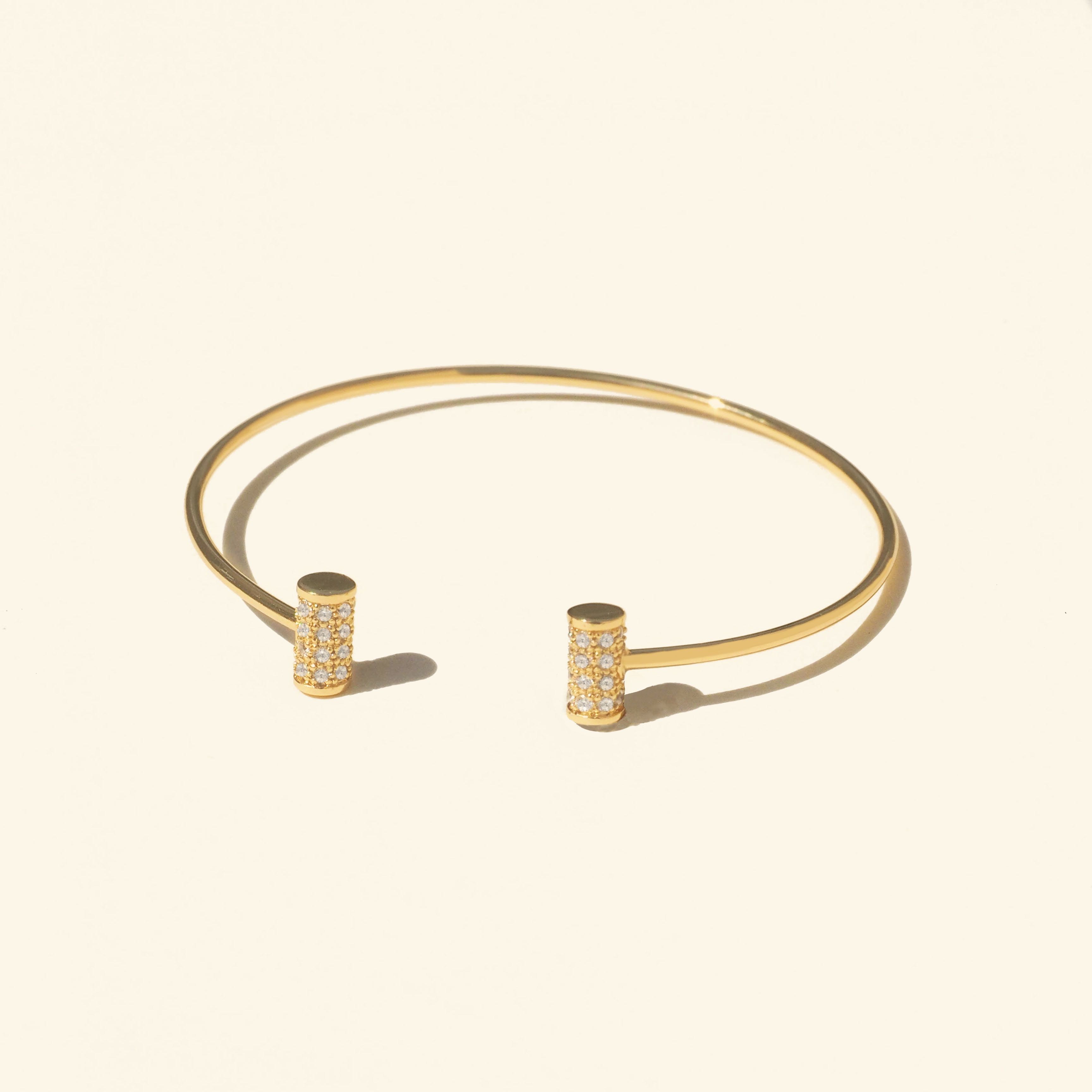กำไลข้อมือ ที บาร์ คริสตัล (Crystal T Bar Bangle)