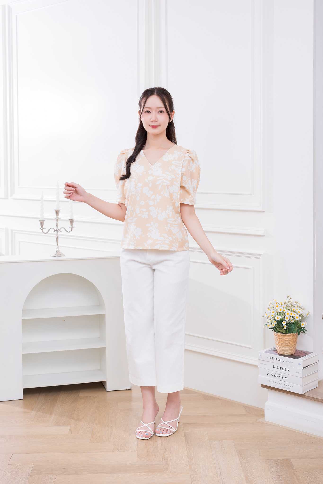 เสื้อให้นม  Beige floral  V top