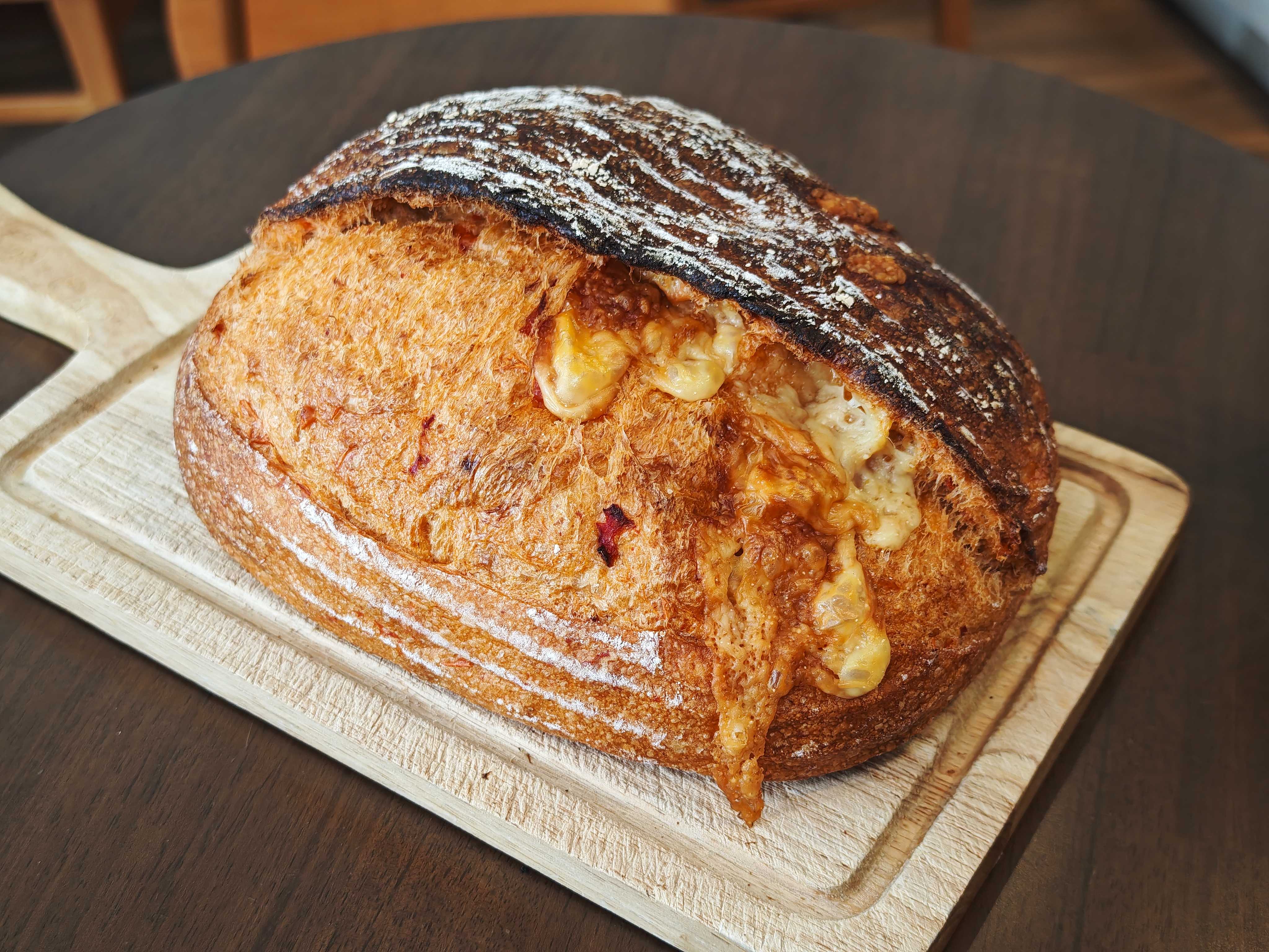 Sweet Pepper and Parmesan Sourdough Bread - ขนมปังซาวร์โดพริกหวานและชีสพาร์เมซาน