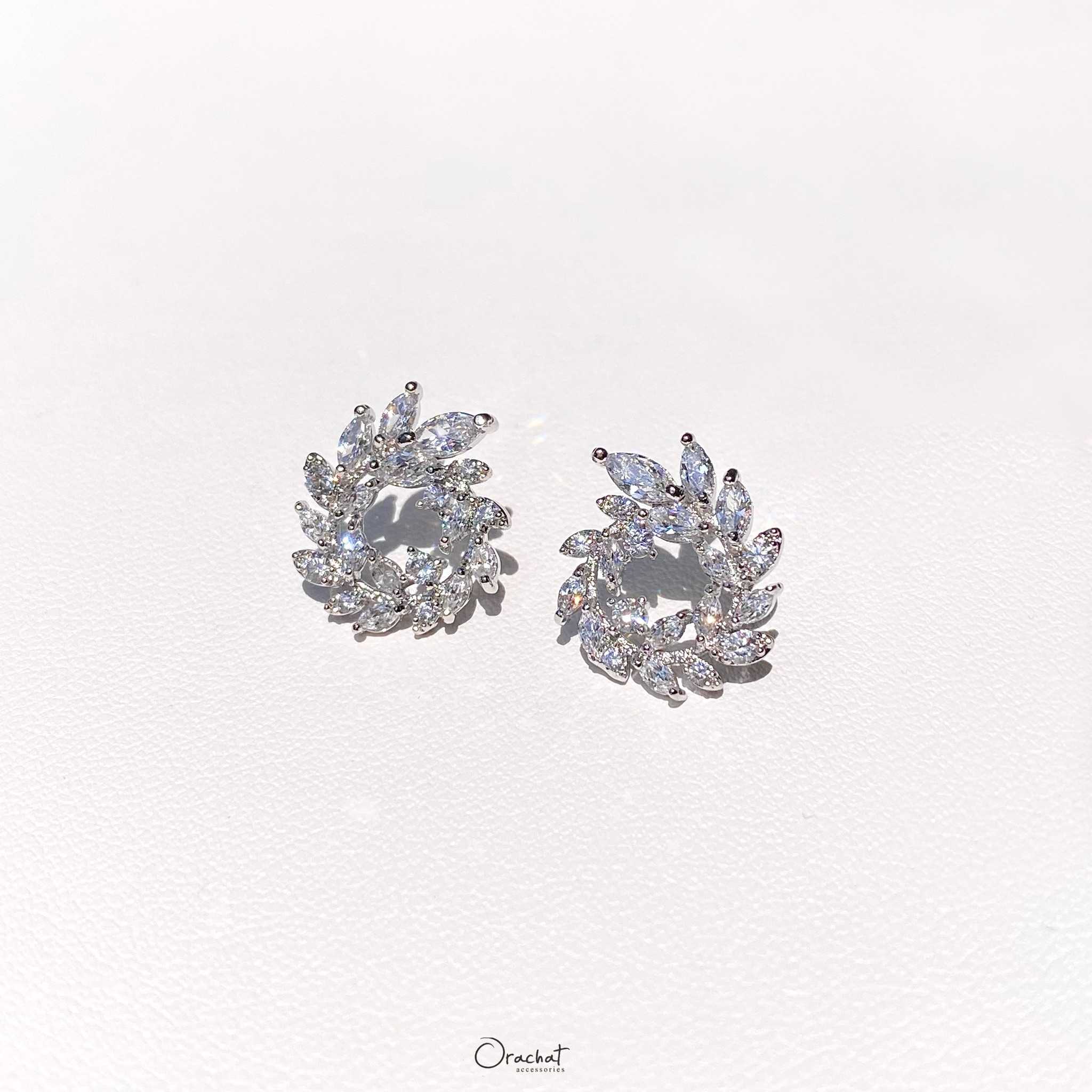 (ส่งฟรี) Fred earrings. (ต่างหูแบบติดหู งานชุบทองคำขาว เพชร CZ)