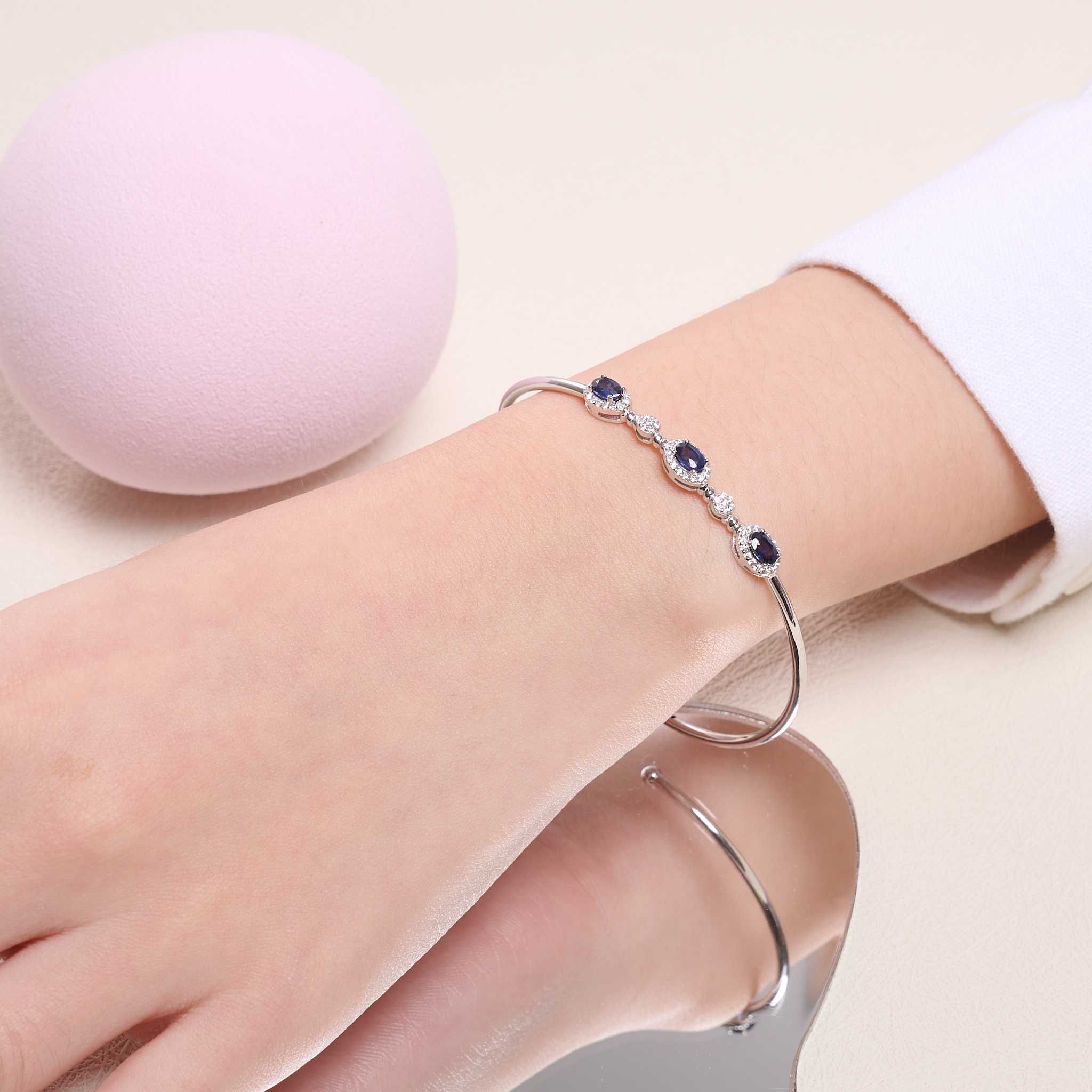 Sapphire Bangle หรือกำไลไพลิน ลดปัญหาจากหน้าที่การงาน เสริมบารมีให้ผู้คนรักใคร่ 💙