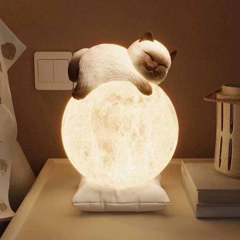 🌕 โคมไฟ Meow on the Moon แมวนอนบนดวงจันทร์ ปรับระดับแสงได้ โคมไฟตั้งโต๊ะ แต่งโต๊ะคอม ของขวัญ