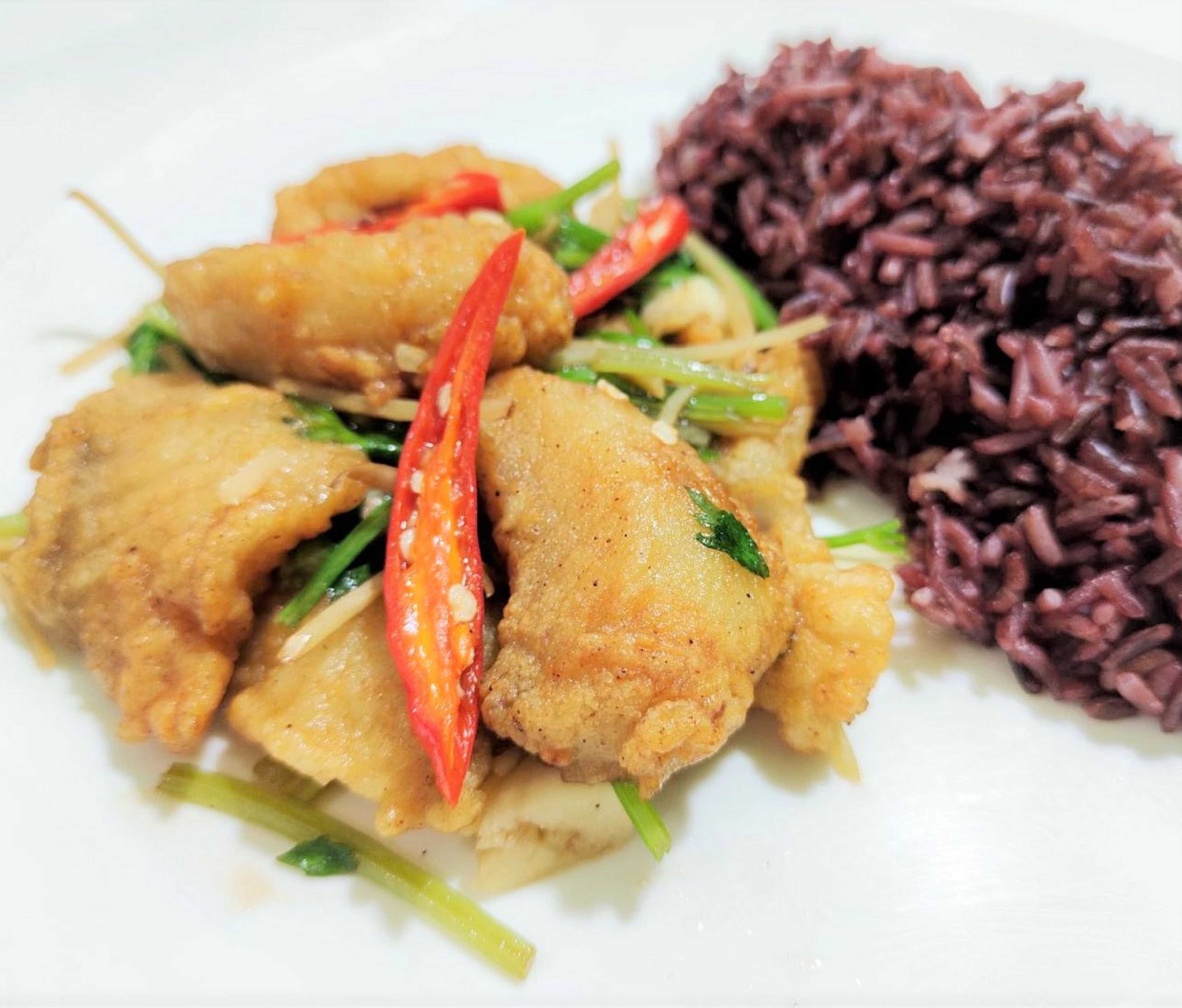 ข้าวปลากะพงผัดขึ้นฉ่าย