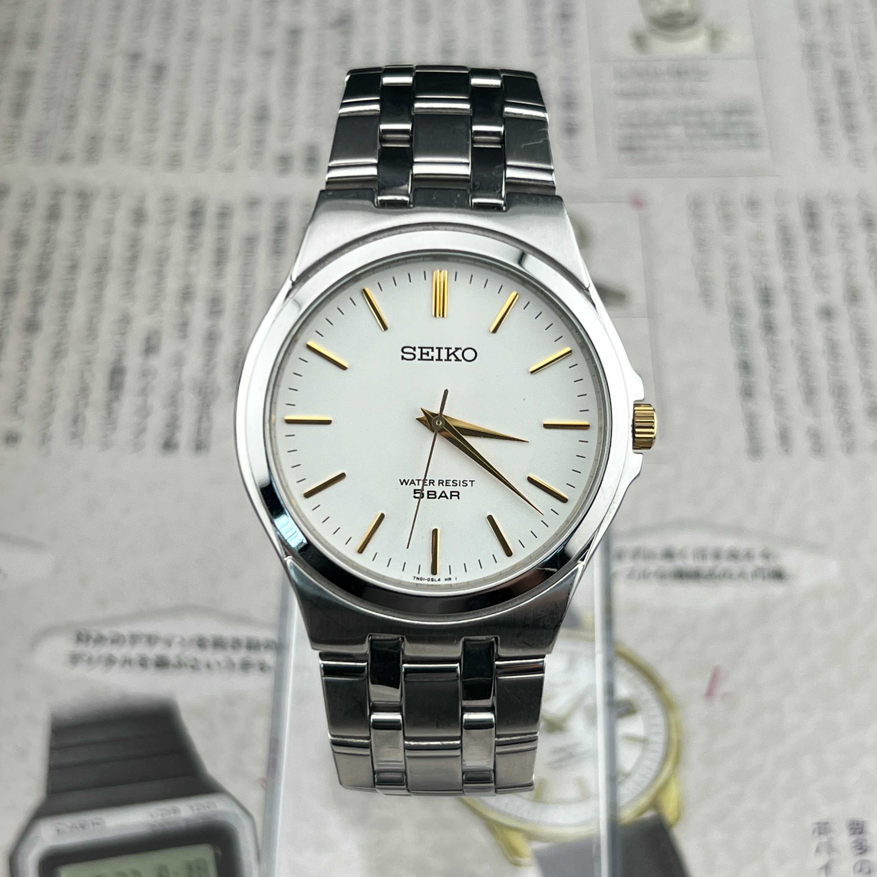 Seiko Quartz Silver Sunburst Dial Ref.7N01-0DM0 2009