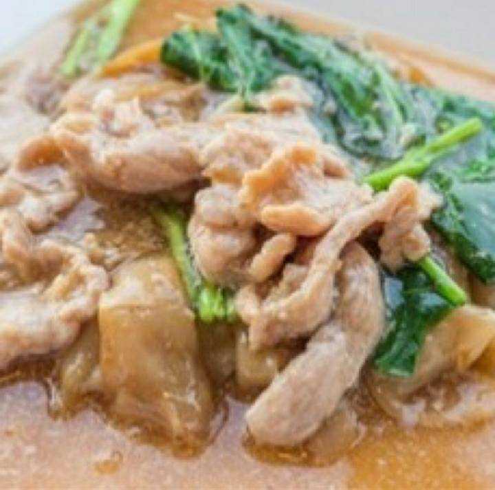 ราดหน้าหมู หรือไก่  Flat Rice Noodle stir fry with Pork or Chicken