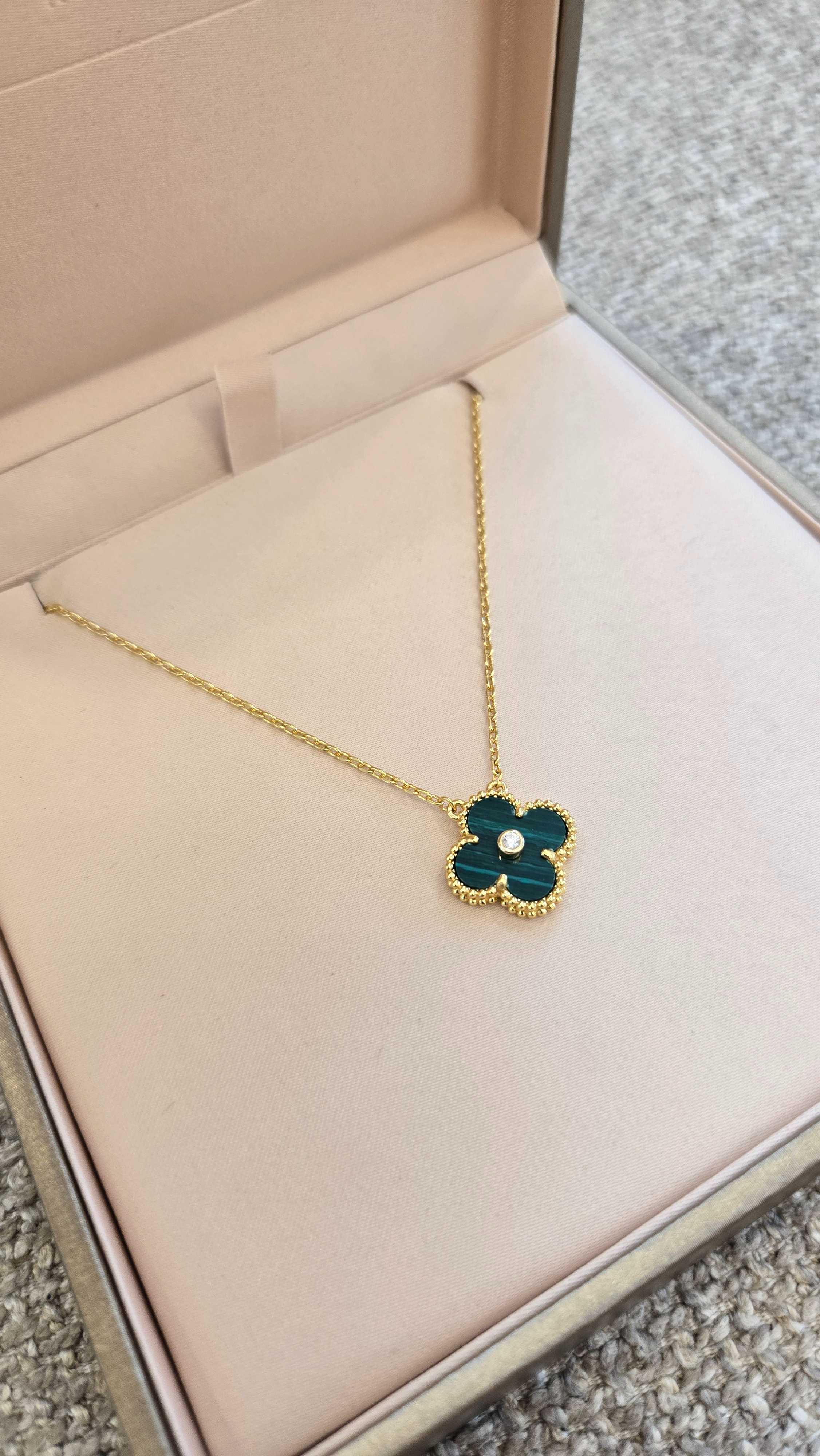 สร้อยคอ Holiday เขียวทอง