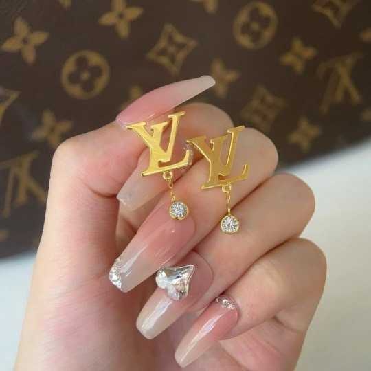 LV LDYLLE BLOSSOM LV EAR STUD YELLOW GOLD AND DIAMOND 