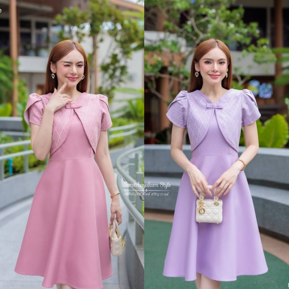 ชุดเดรสผ้าทอลาย แต่งกั๊กติดโบว์เพิ่มความน่ารัก แขนกลีบบัว  กระโปรงบานสีพื้นทรงย้วย น่ารักมาก