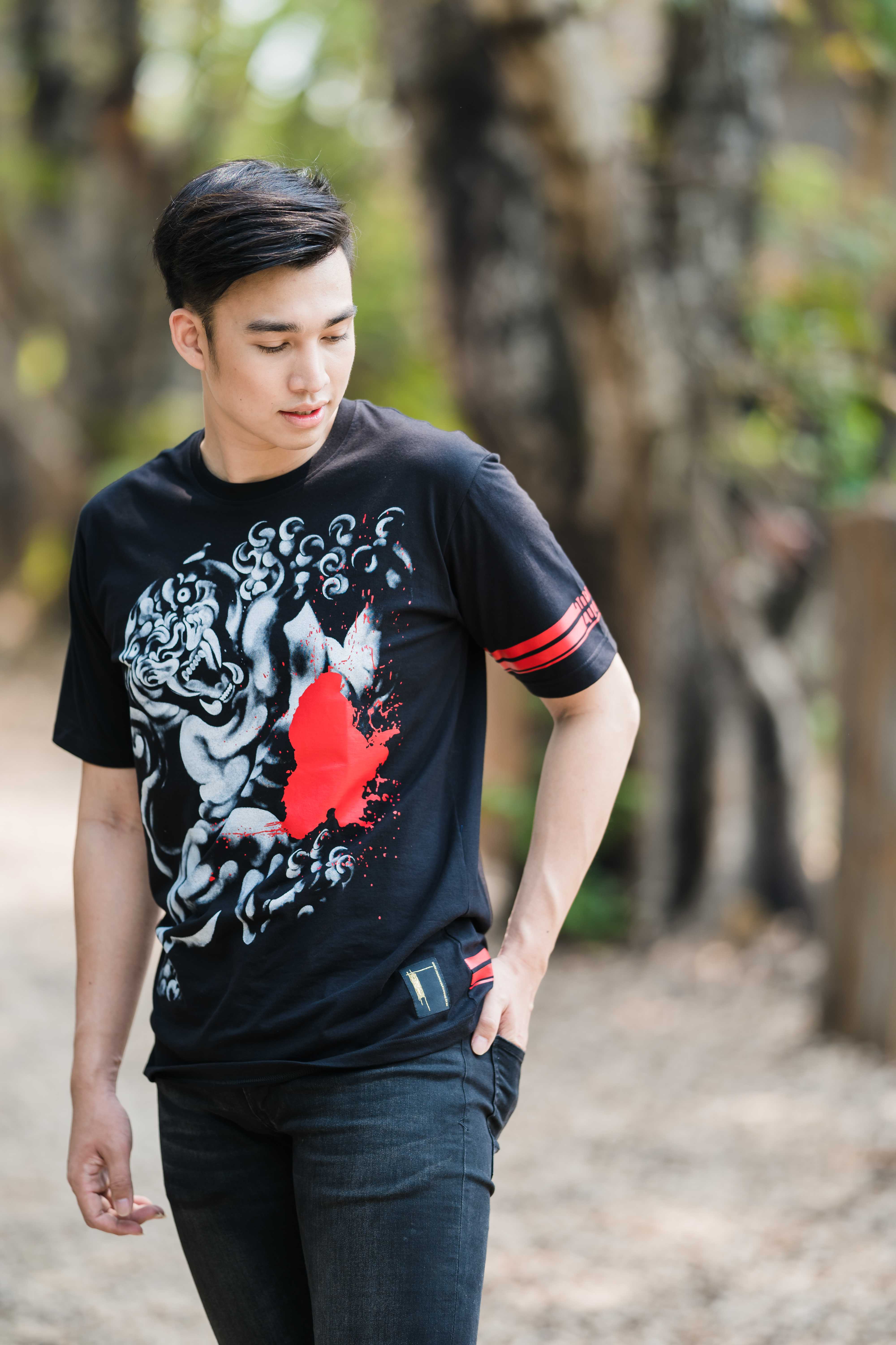 เสื้อยืดพิมพ์ลายพยัคฆราช  รุ่น สีแดง