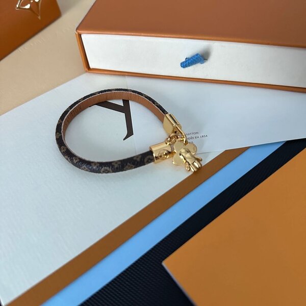 สร้อยข้อมือหนัง lv น้ำตาลแขวนน้องวิเวียน