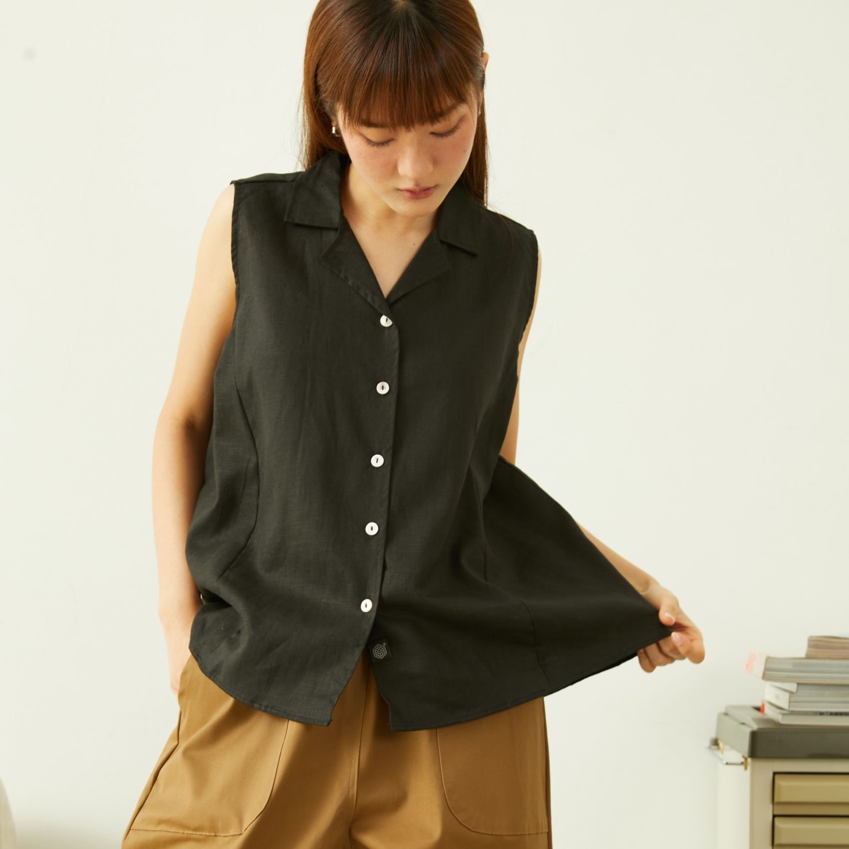 เสื้อลินินแขนกุดปกฮาวาย - สีดำ