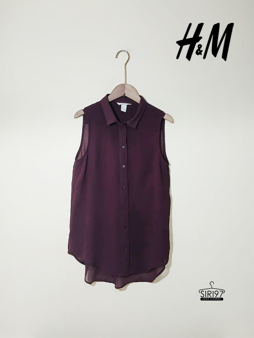 เสื้อคอปก แขนกุด H&M ผ้าลื่นบาง สีเลือดหมูออกแดง สภาพ 80% มีตำหนิตาม รอยเกี่ยวบางจุด