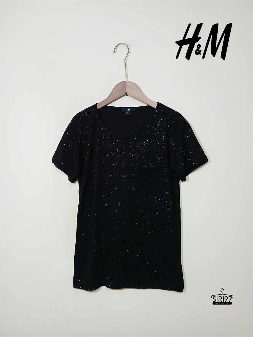 เสื้อยืดคอวีแขนสั้น H&M สีดำ ลาย ประกายเพชร สภาพ85%
