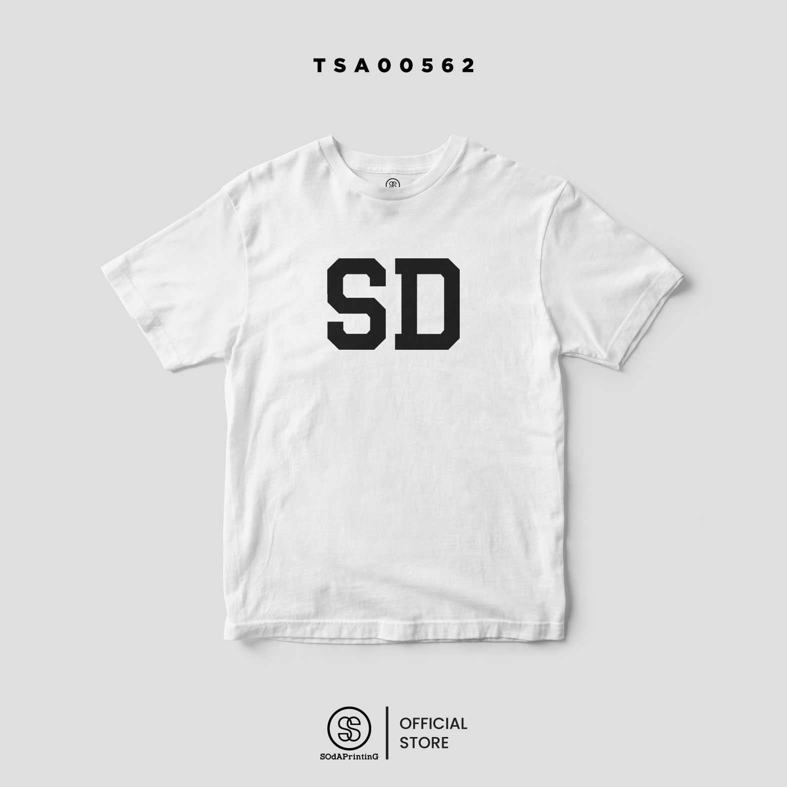 เสื้อยืด พิมพ์ลาย SD สีขาว-สีดำ รหัส TSA00562-TSA00563 #เสื้อ #เสื้อยืด #SOdAPrintinG
