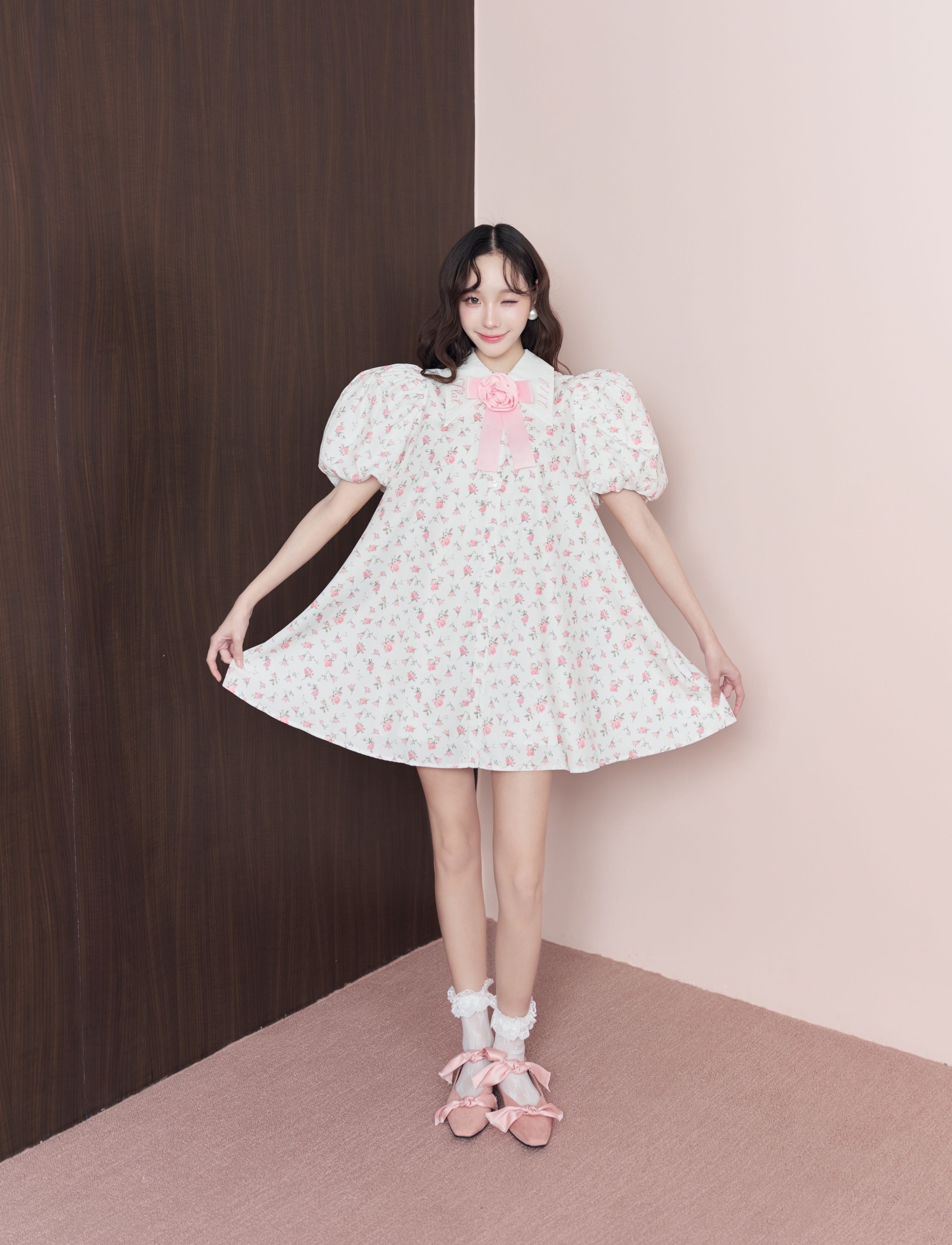 FLAT2112 : ROSABELLE MINI DRESS เดรสสั้นลายดอกไม้สีชมพู ดีเทลแขนพองลูกคุณหนู แต่งปกขาว(FF1502)