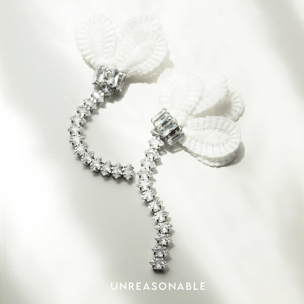 ต่างหูคริสตัลดอกไม้ สีขาว UA0922-01 Unreasonable Accessories
