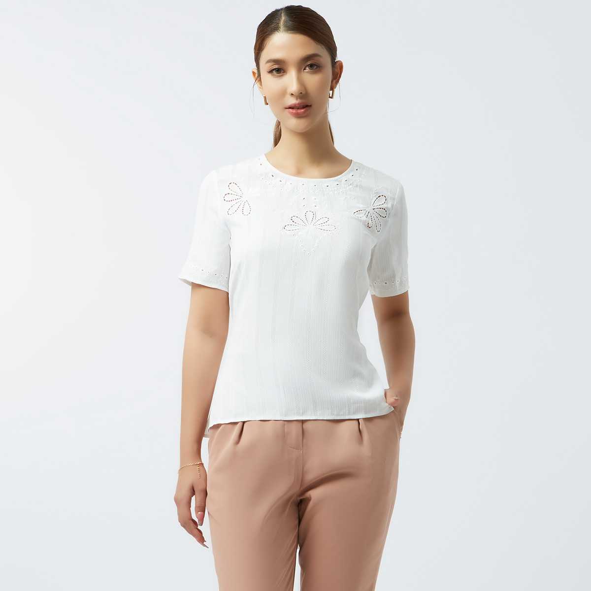 เสื้อเบลาส์ปักลายดอกไม้| Floral Embroidered Blouse | 04160