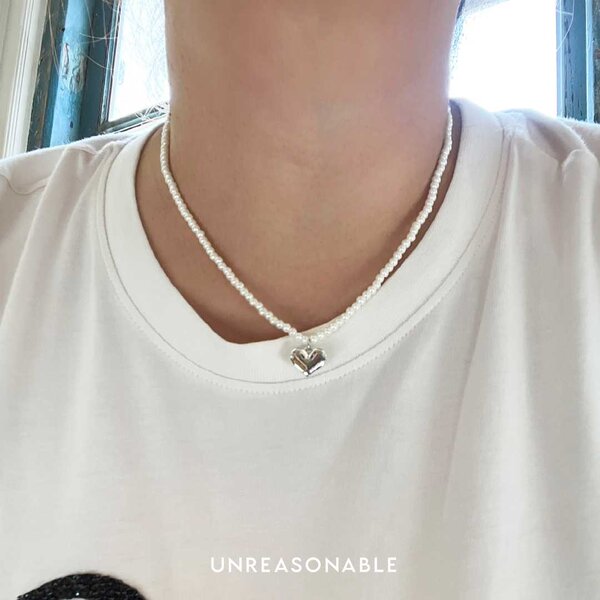 สร้อยคอมุกแก้ว 3 mm. พร้อมจี้หัวใจ สีเงิน UA0880-01 Unreasonable Accessories