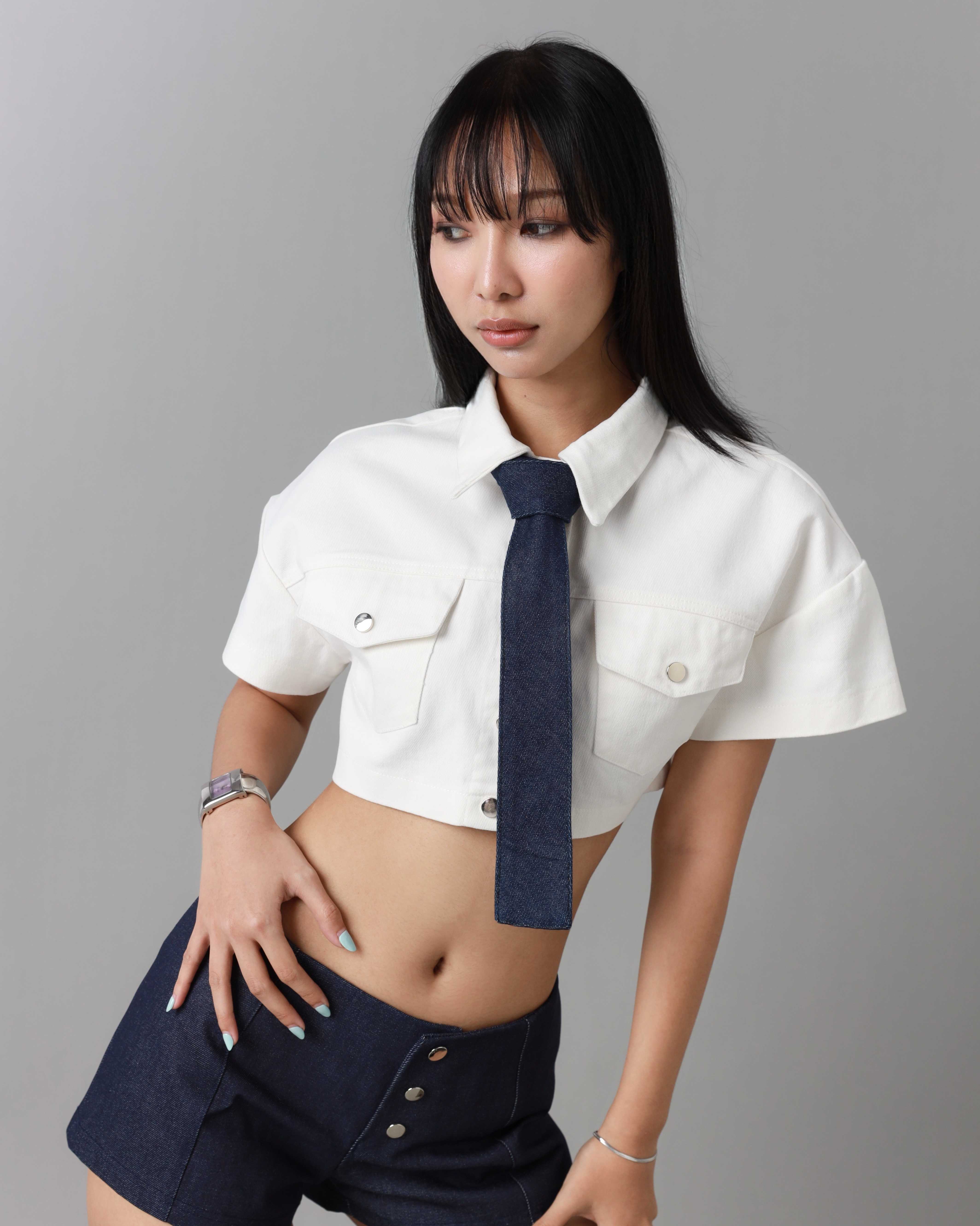 Crop jacket with tie เสื้อแจ็คเก็ตยีนส์ครอปพร้อมเนคไท