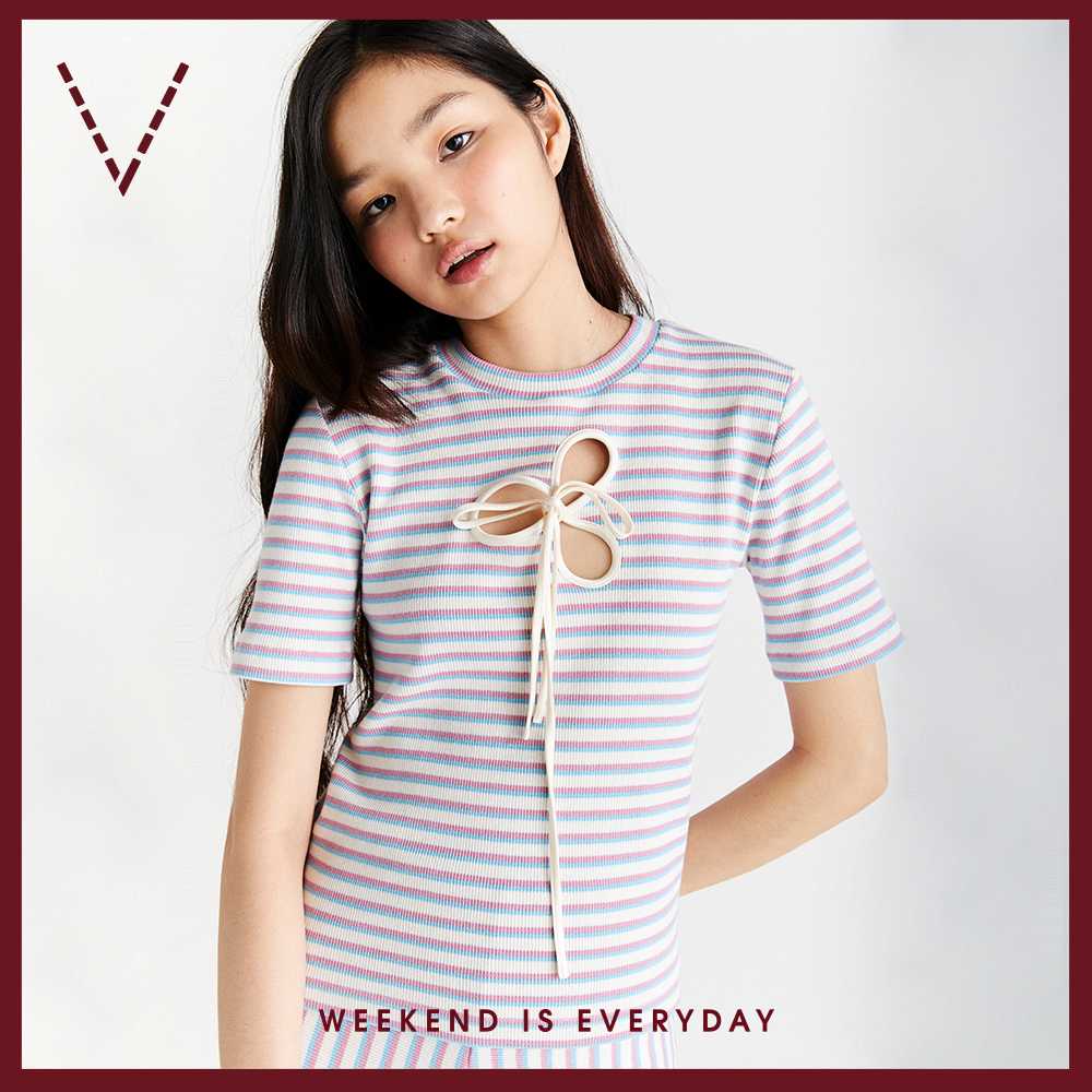 VICK'S Short Sleeve Ribbed Jersey Blouse with Cut-Out Detail เสื้อแขนสั้น ตกแต่งดีเทลช่องโหว่ช่วงอก
