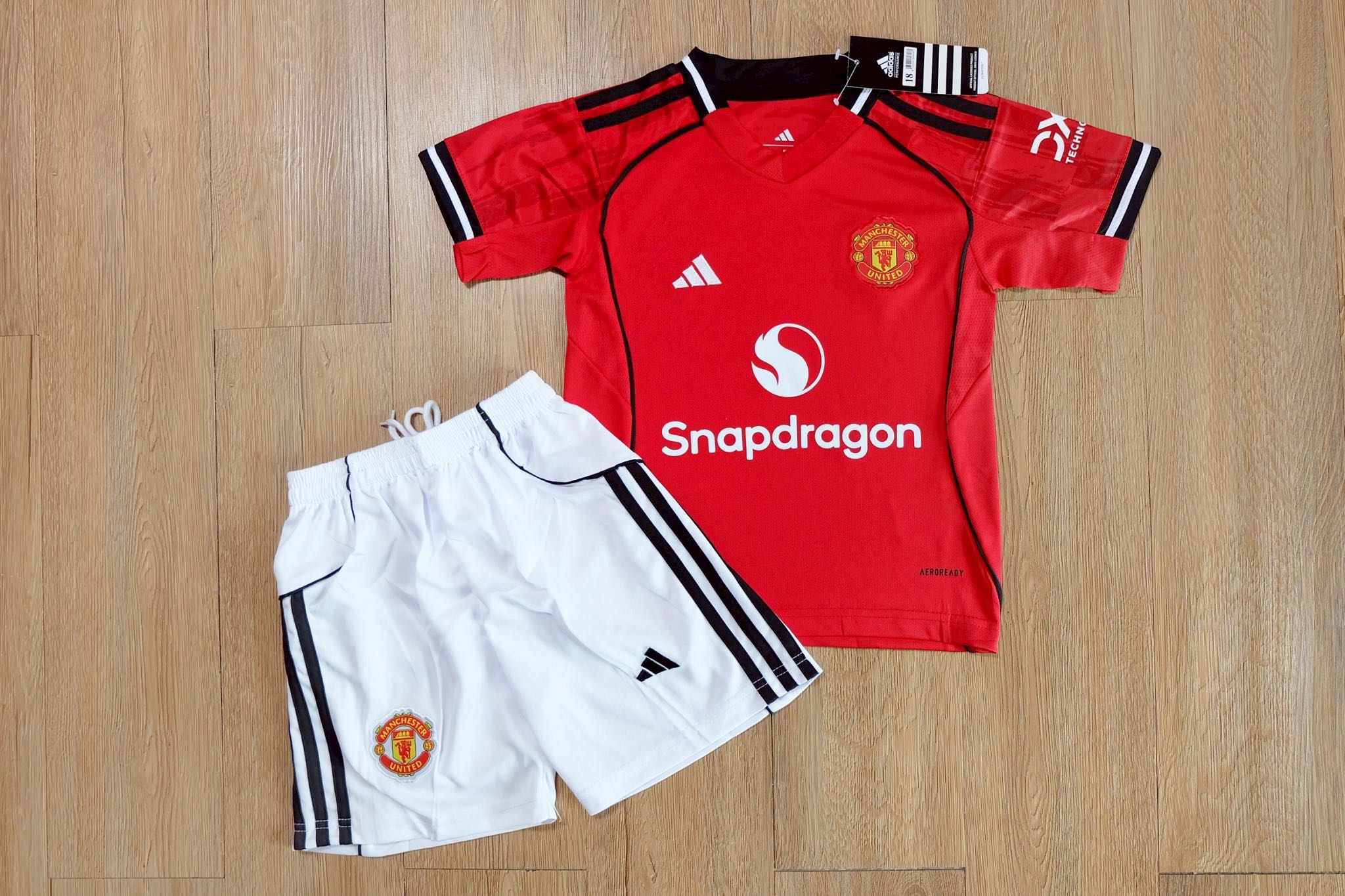 ชุดฟุตบอลเด็กเเมนยู เหย้า สีเเดง Fans Edition เกรดเเฟนบอล 2026