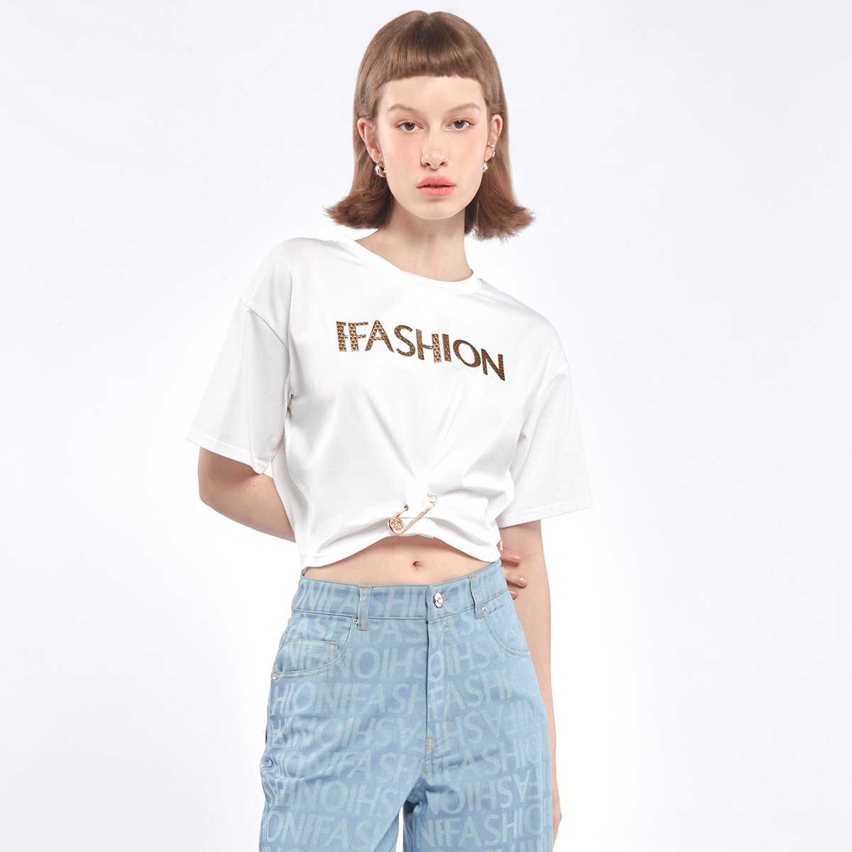 เสื้อทีเชิ้ตทรงครอปแต่งเข็มกลัด สีขาว | Crop Tee Shirt with Head Pin Design | 06352
