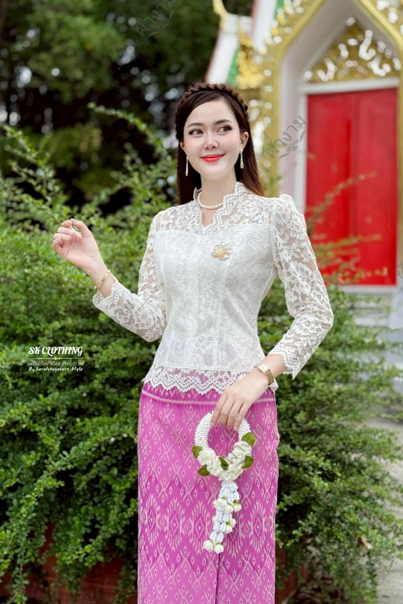 เสื้อลูกไม้อิตาลี่ คอวี แขนยาว แต่งชายย้วยข้างหลัง ชายเสื้อวางลายผ้าสวย ส่ไปงานบวช งานบุญ สวยมาก