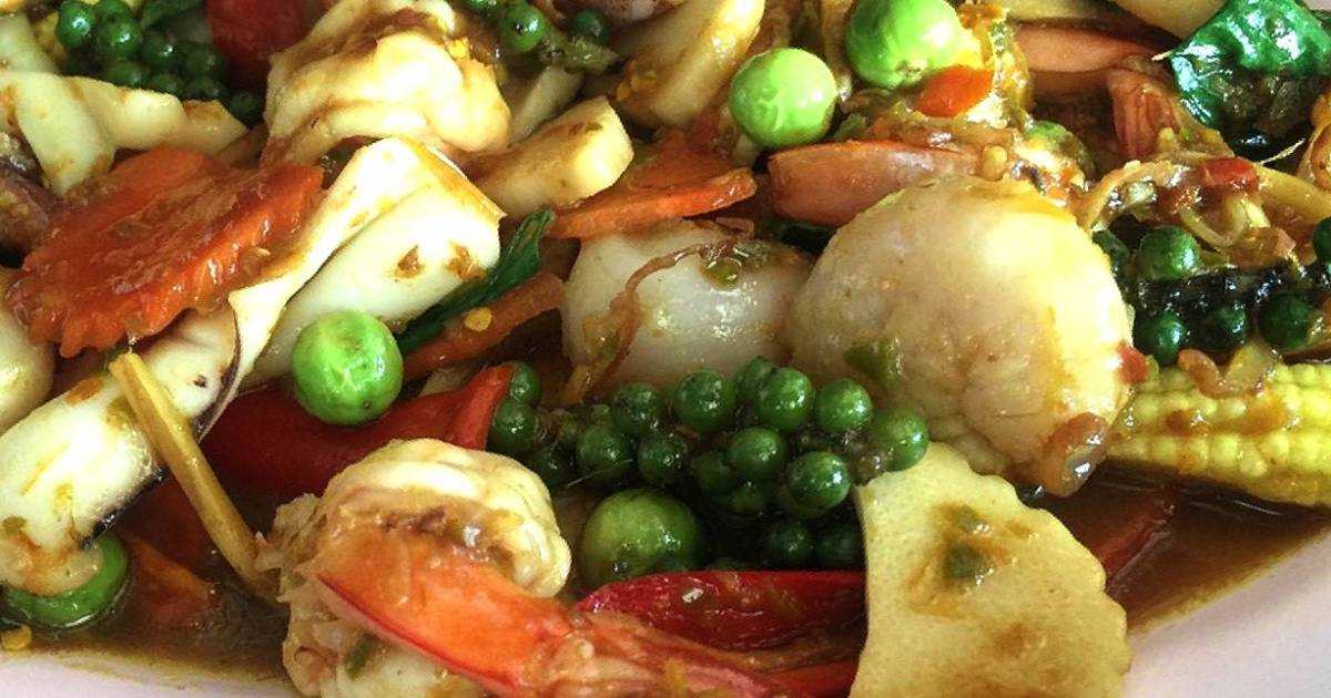 ผัดขี้เมาทะเล Stir fried spicy seafood with basil