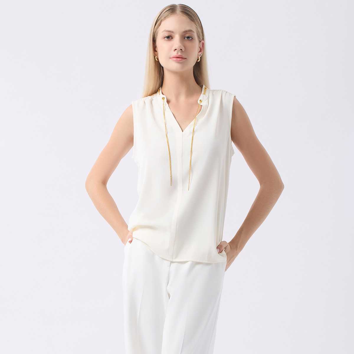 เสื้อแขนกุดคอวีแต่งโซ่ | Gold Chain Neckline Sleeveless V-Neck Blouse | 04914