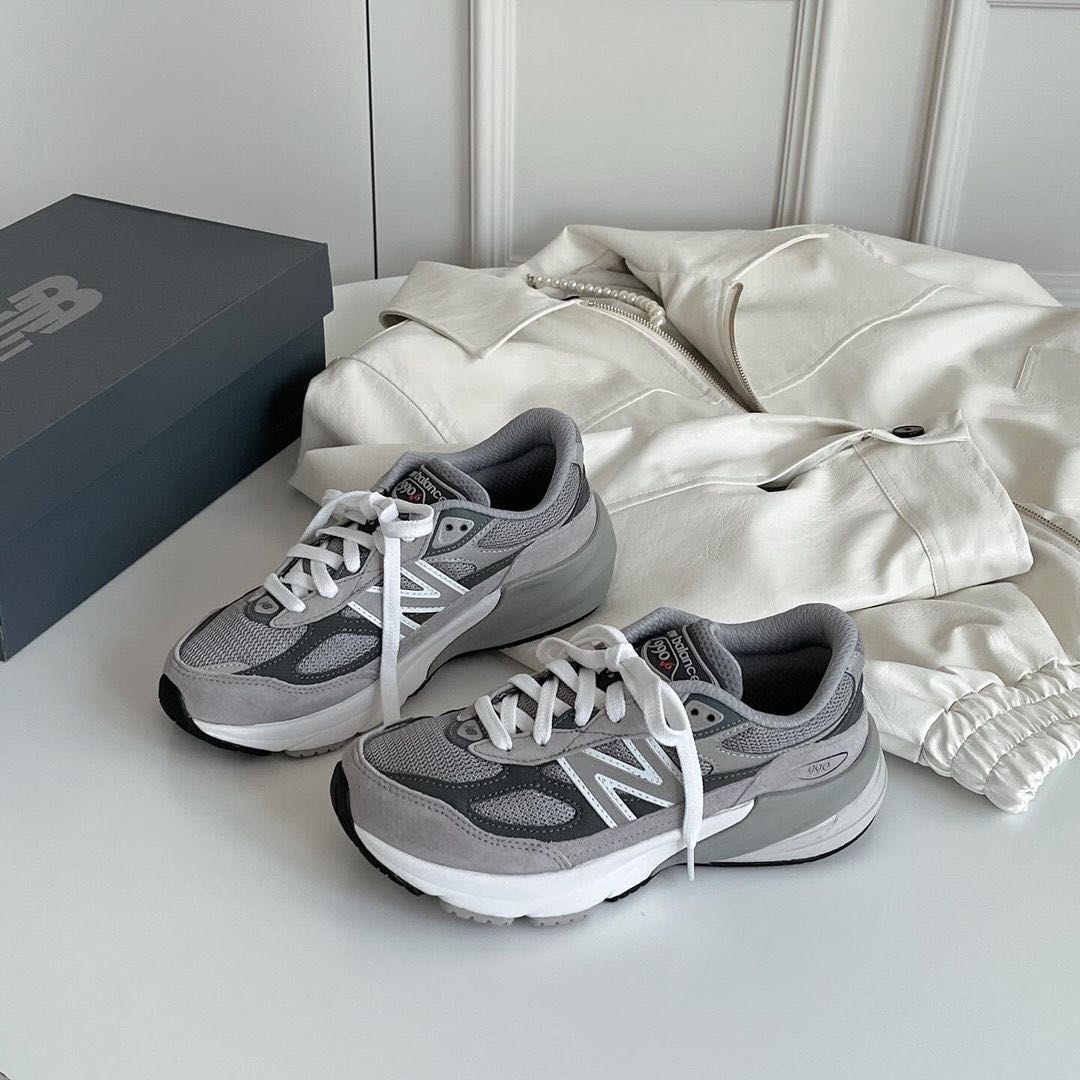 (PRE ORDER 5-7 วัน) New Balance 990V6 GS Fuel Cell Grey