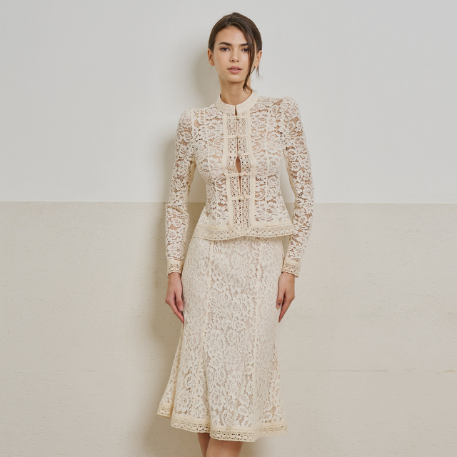 Rosen - Mira Lace Top	(เสื้อลูกไม้คอจีน สีดำและสีงาช้าง)