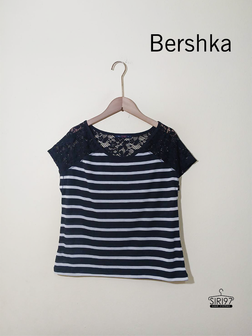 เสื้อยืดคอกลมแขนสั้น Bershka ดีไซน์แขนลูกไม้ สีดำ ลายทาง สีขาว ช่วงลำตัว สภาพ 80% มีผ้าเป็นขน