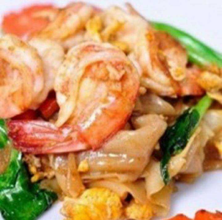 ผัดซีอิ๊วเนื้อ กุ้ง ปลาหมึก