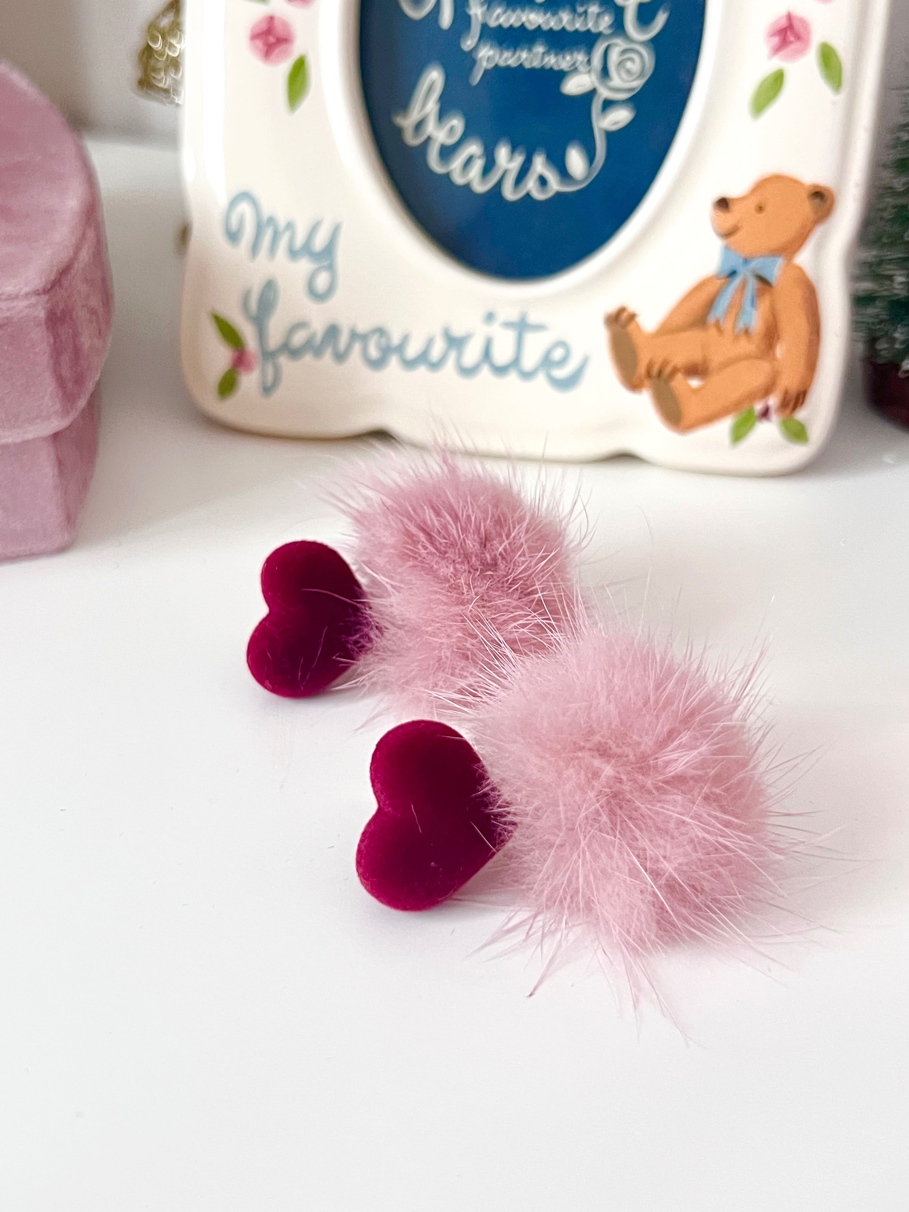 SE หัวใจแดงกำมะหยี่ จี้ปอมปอมชมพู แป้นสกรู