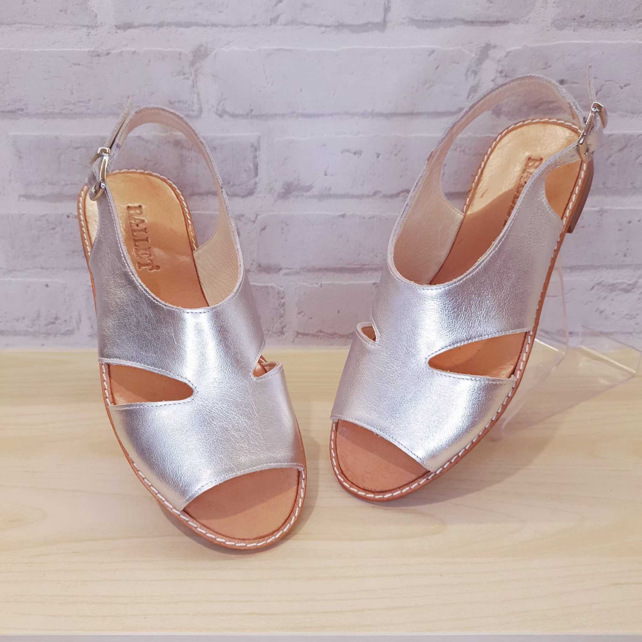 D393 สีเงิน - รองเท้าแตะรัดส้น  Classic  หนังวัวแท้
