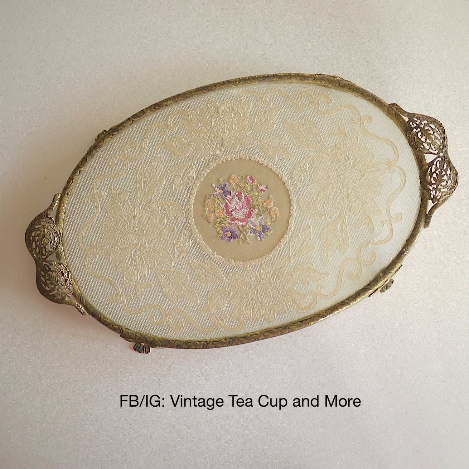 ถาดกระจกทรงวงรี Vanity Lace Tray