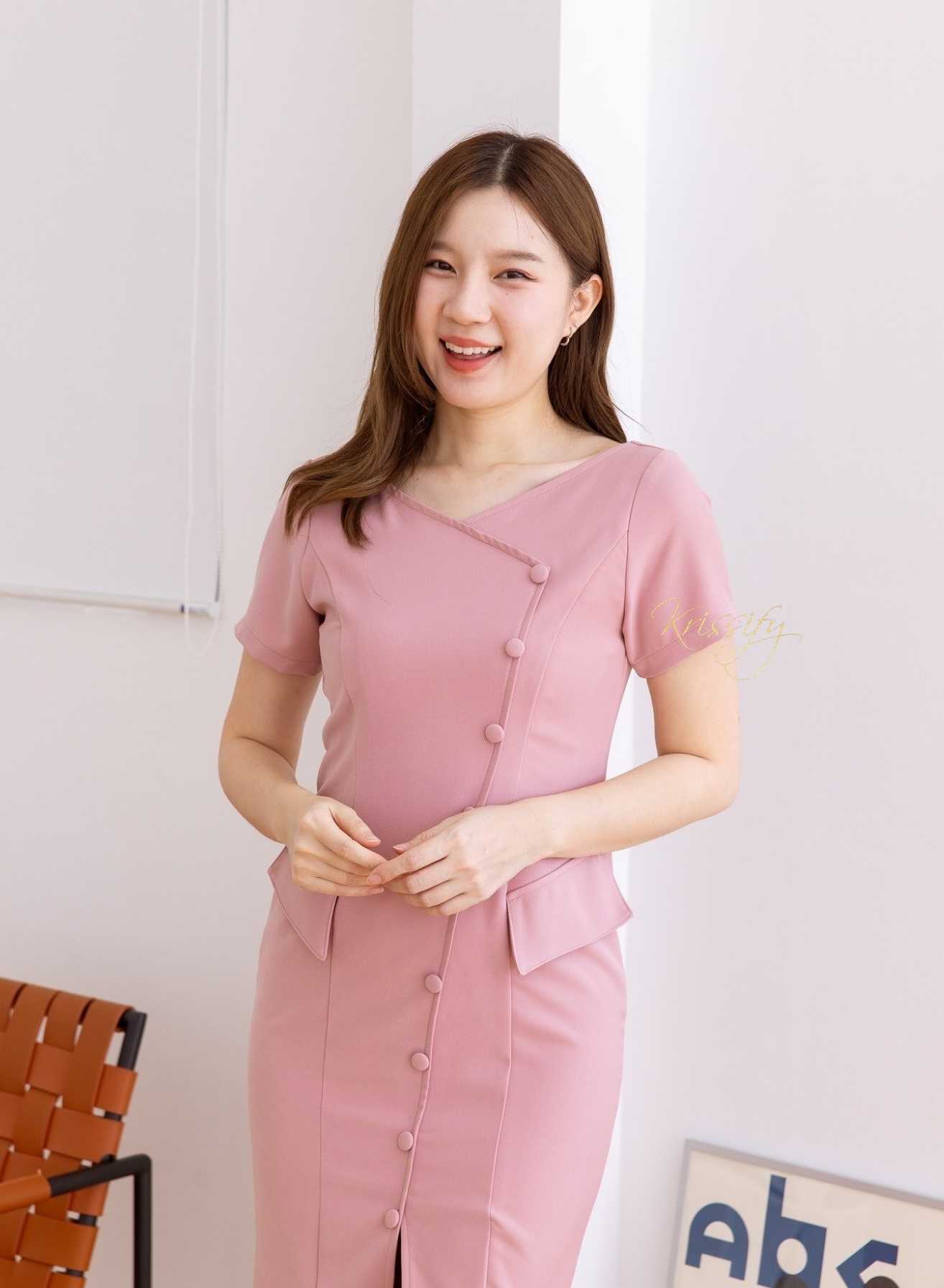 D24-010 : เดรสแขนสั้น ผ้านาโน เล่นดีไซน์เย็บป้ายทรงเฉียง แต่งกระดุมและกระเป๋าหลอก