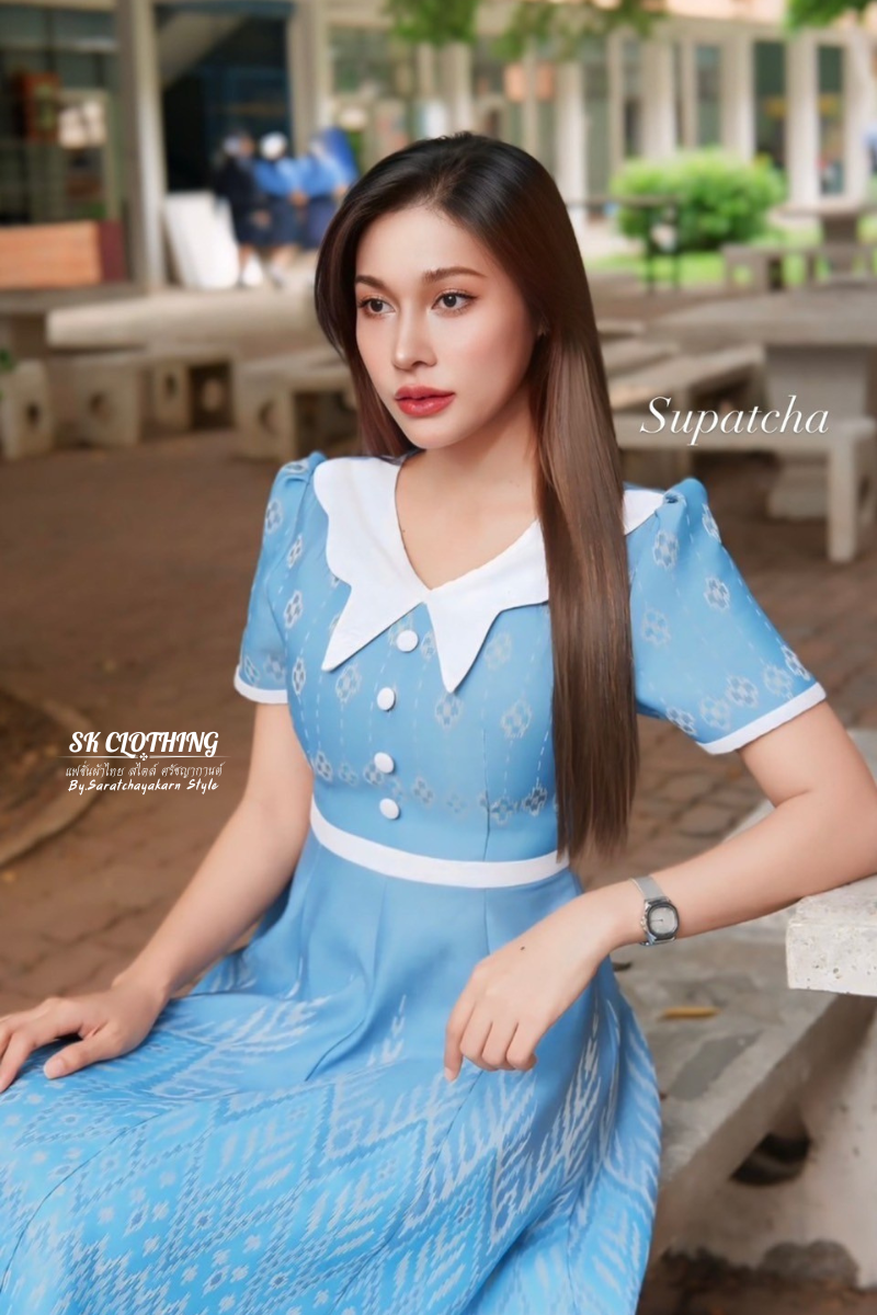 ชุดเดรสผ้าฝ้ายทอลาย งานกระโปรงย้วย 8 ชิ้น แต่งปกผีเสื้อ คาดเอวขาว แต่งกระดุมปั๊ม 4 เม็ดจุกๆ