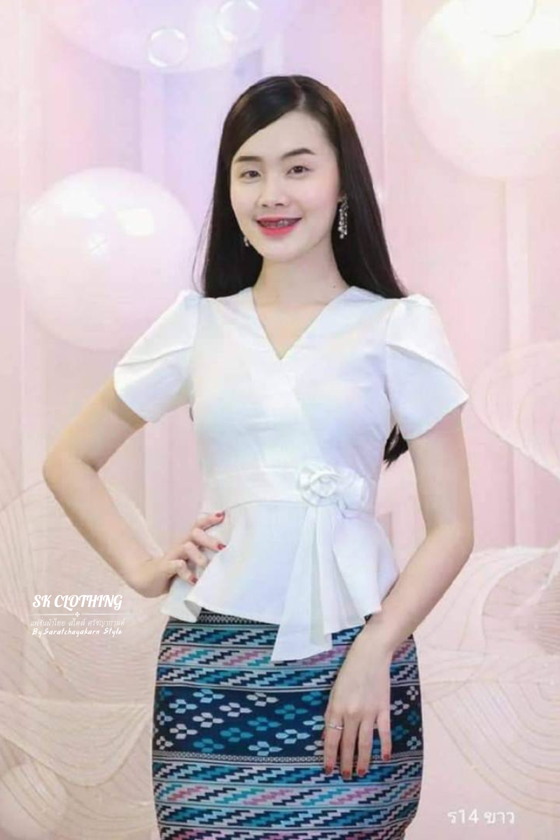 เสื้อผ้าไหมลาว คอวี แขนกลีบบัว ชายระบาย แต่งดอกตรงเอวน่ารักๆ งานเข้ารูปเข้าทรงสวยมากจ้า