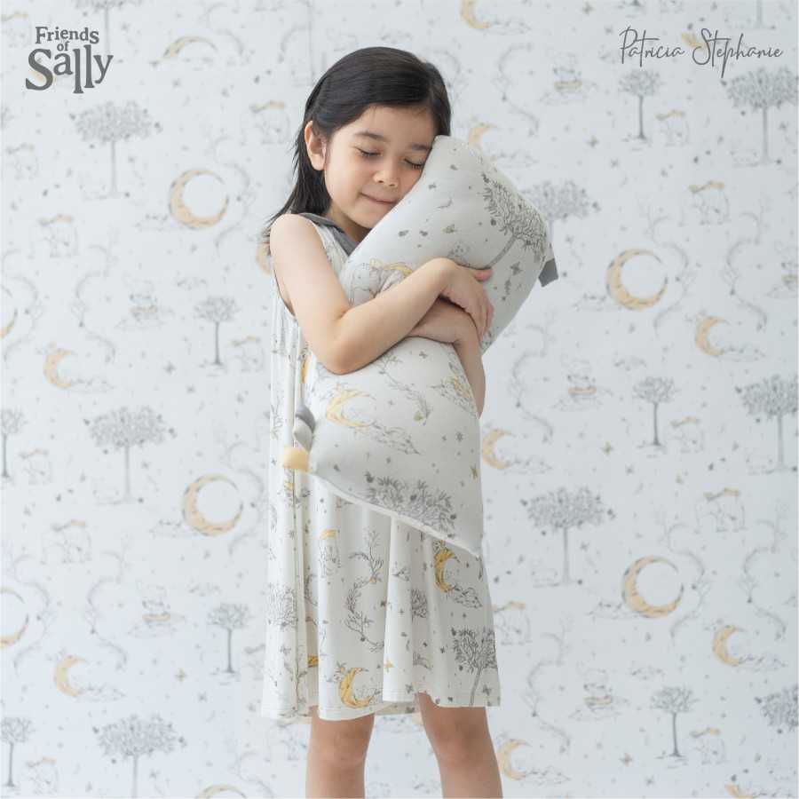 Regular Hug Pillow - Friends of Sally x Patricia Stephanie หมอนข้างเด็ก และปลอกหมอนข้าง ลายแพททิเซีย